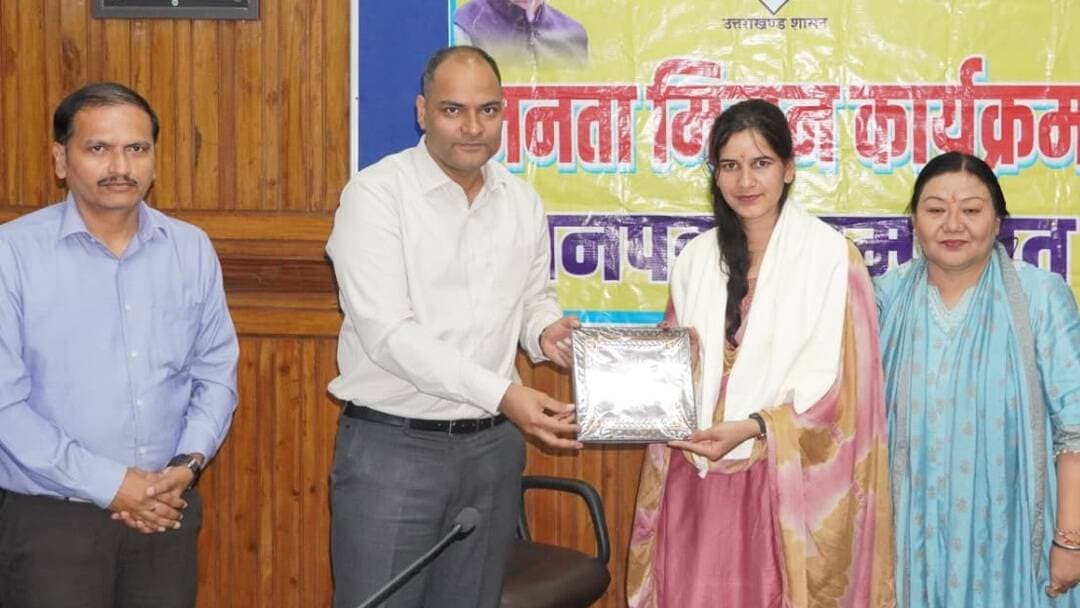 गोल्डन इंपैक्ट अचीवर अवॉर्ड से सम्मानित लता गहतोड़ी व शिक्षक रवीश पचौली को डीएम ने दी बधाई
चम्पावत। सामाजिक दायित्व और शिक्षा के क्षेत्र में उल्लेखनीय कार्य के लिए सम्मानित लता गहतोड़ी एवं शिक्षक रवीश पचौली को जिलाधिकारी मनीष कुमार ने बधाई एवं शुभकामनाएं दीं। सोमवार को जिलाधिकारी ने लता गहतोड़ी को इंदौर की संस्था ‘2030 का भारत’ द्वारा प्रदान किए गए प्रतिष्ठित Golden Impact Achiever Award 2026 के लिए स्मृति चिन्ह देकर सम्मानित किया।