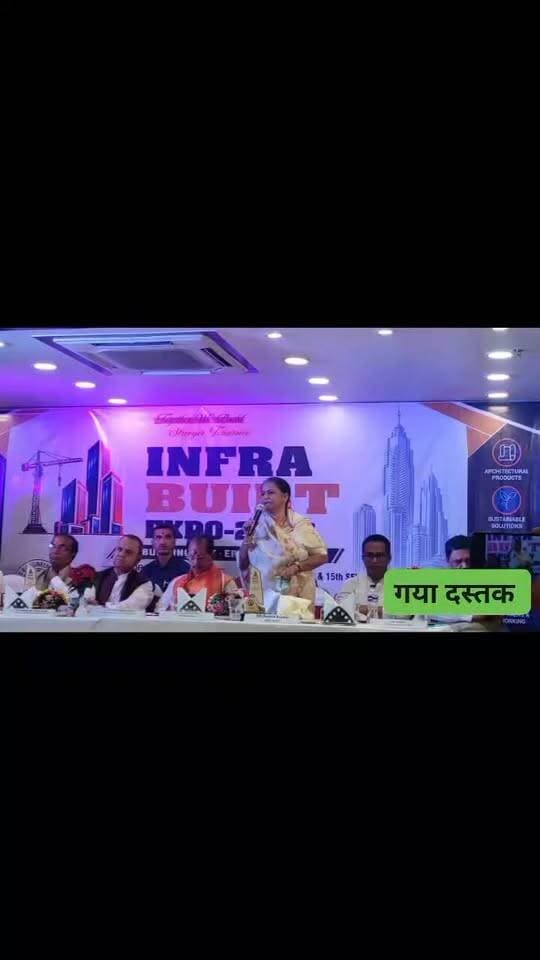 ‘ठेकेदार न होती तो विधायक न बनती!’ मनोरमा देवी के बयान पर गरजे विजय सिन्हा, बोले—राजनीति सेवा का माध्यम है, ठेका नहीं
गया। शहर के रामपुर स्थित एक निजी होटल में आयोजित कार्यक्रम के दौरान बेलागंज विधायक मनोरमा देवी के एक बयान ने सियासी गलियारों में हलचल बढ़ा दी। कार्यक्रम में विधायक ने कहा कि “मैं ठेकेदार न होती तो विधायक न बनती।” उनके इस बयान के बाद राजनीतिक चर्चा तेज हो गई है।
विधायक के बयान पर कार्यक्रम में मौजूद प्रभारी मंत्री विजय सिन्हा ने करारा जवाब देते हुए राजनीतिक जीवन के उद्देश्य और जनसेवा को लेकर अपनी बात रखी। उन्होंने कहा कि राजनीति जनता की सेवा और क्षेत्र के विकास का माध्यम है। जनप्रतिनिधियों को अपनी जिम्मेदारी को सर्वोपरि रखते हुए जनता के विश्वास पर खरा उतरना चाहिए।
कृषि मंत्री विजय सिन्हा की प्रतिक्रिया के बाद कार्यक्रम का माहौल कुछ देर के लिए पूरी तरह राजनीतिक रंग में बदल गया। विधायक के बयान और मंत्री के जवाब को लेकर स्थानीय राजनीतिक हलकों में तरह-तरह की चर्चाएं शुरू हो गई हैं।
सोशल मीडिया पर भी दोनों नेताओं के बयान को लेकर लोगों की प्रतिक्रियाएं सामने आने लगी हैं। हालांकि, विधायक के बयान का पूरा संदर्भ और मंत्री के जवाब का विस्तृत राजनीतिक अर्थ आने वाले दिनों में चर्चा का विषय बना रह सकता है।
Manorama Devi
VIJAY KUMAR SINHA
#biharpolties
#गयाजी
#गया_हो
#GayaPolice
#बिहार
#तेजस्वीयादव
#जीतनराममांझी
#JDU_Bihar
#BJPNEWS
