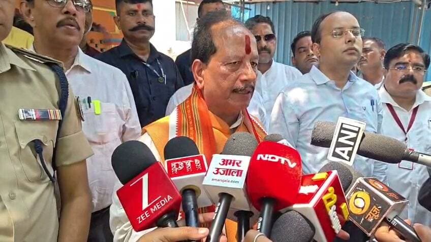 गयाजी में पितृपक्ष मेला की तैयारी तेज. प्रभारी मंत्री विजय कुमार सिन्हा ने विष्णुपद मंदिर में पूजा कर लिया व्यवस्थाओं का जायजा
गया जी. बिहार सरकार के कृषि मंत्री सह गया जिले के प्रभारी मंत्री विजय कुमार सिन्हा ने सोमवार को विश्व प्रसिद्ध विष्णुपद मंदिर पहुंचकर पूरे विधि-विधान के साथ पूजा-अर्चना की. पूजा के बाद उन्होंने आगामी पितृपक्ष मेला 2026 की तैयारियों को लेकर मेला क्षेत्र का निरीक्षण किया और अधिकारियों से व्यवस्थाओं की जानकारी ली.
पितृपक्ष मेला को लेकर प्रशासन पूरी तरह तैयार
निरीक्षण के बाद मीडिया से बातचीत करते हुए विजय कुमार सिन्हा ने कहा कि हर वर्ष की तरह इस वर्ष भी नए उत्साह, पवित्रता, सनातन संस्कृति, संस्कार और विश्वास के साथ पितृपक्ष मेला शुरू होगा. मेले की तैयारियों में शासन और प्रशासन दोनों पूरी तरह जुटे हुए हैं.
श्रद्धालुओं की सुविधा और सुरक्षा पर जोर
प्रभारी मंत्री ने कहा कि देश-विदेश से आने वाले श्रद्धालु अपने पितरों की तृप्ति के लिए गयाजी में पिंडदान करने आते हैं. ऐसे में श्रद्धालुओं की सुविधा, सुरक्षा और सेवा में किसी तरह की कमी नहीं होनी चाहिए. प्रशासनिक अधिकारियों, स्थानीय लोगों और धर्मकार्य से जुड़े सभी लोगों को सेवा भाव के साथ कार्य करने की जरूरत है.
पिछले अनुभवों से व्यवस्थाओं को किया जाएगा बेहतर
उन्होंने कहा कि पितृपक्ष मेला की तैयारियों को लेकर बैठक भी की जा रही है, जिसमें पिछले वर्षों के अनुभव और प्राप्त सुझावों के आधार पर व्यवस्थाओं को और बेहतर किया जाएगा. उन्होंने अधिकारियों को निर्देश दिया कि सफाई, यातायात, पेयजल, सुरक्षा और अन्य मूलभूत सुविधाओं की पूर्व तैयारी पूरी तरह सुनिश्चित की जाए, ताकि मेला के दौरान श्रद्धालुओं को किसी प्रकार की परेशानी न हो.
अप्रिय घटना रोकने के लिए विभागों में समन्वय जरूरी
प्रभारी मंत्री ने कहा कि किसी भी तरह की अप्रिय घटना को रोकने के लिए जिलाधिकारी, नगर आयुक्त, पुलिस अधीक्षक समेत सभी संबंधित विभागों के अधिकारी आपसी समन्वय के साथ काम करें. पिछले अनुभवों को ध्यान में रखते हुए इस बार व्यवस्थाओं को और मजबूत किया जा रहा है.
विरासत के साथ विकास और सेवा का भाव
विजय कुमार सिन्हा ने कहा कि बिहार की धरती पर ‘विरासत के साथ विकास’ और सेवा का भाव आगे बढ़ रहा है. पितृपक्ष मेला में आने वाले प्रत्येक श्रद्धालु को सम्मान, सुरक्षा और बेहतर सेवा मिले, इसके लिए शासन-प्रशासन पूरी तरह सजग है.
समस्या आने पर समाधान के लिए रहेंगे तत्पर
उन्होंने कहा कि गया के प्रभारी मंत्री के रूप में वे स्वयं भी पूरी तरह सजग हैं और मेला के दौरान यदि किसी प्रकार की समस्या सामने आती है तो उसके समाधान के लिए तत्पर रहेंगे.
कई अधिकारी और स्थानीय नेता रहे मौजूद
इस मौके पर गया के जिलाधिकारी, नगर आयुक्त, वरीय पुलिस अधीक्षक समेत संबंधित विभागों के अधिकारी और कई स्थानीय नेता मौजूद रहे.
#VijaySinha
#गयाजी
#गया_हो
#GayaNews
#GayaPolice
#क्राइम
#LatestNews
#vishnupattemple
#JitanRamManjhi
#BiharPolitics