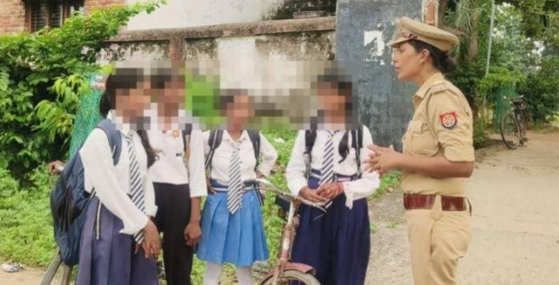 *बस्ती - एंटी रोमियो प्रभारी शाइस्ता की अगुवाई में हरैया में चला मिशन शक्ति अभियान*
जनपद बस्ती, उत्तर प्रदेश 14 सितंबर 2026
बस्ती। एसपी के आदेश पर आज एंटी रोमियो स्क्वाड प्रभारी *म0 उ0नि0 शाइस्ता* के नेतृत्व में थाना हरैया क्षेत्र में विशेष चेकिंग अभियान चलाया गया। प्रभारी शाइस्ता अपनी टीम म0हे0का0 सुनीता यादव और म0का0 ममता चौहान के साथ नेशनल इंटर कॉलेज, हरैया बाजार, बभनान रोड, हरैया चौराहा और कोचिंग सेंटरों के पास पहुंचीं।
टीम ने स्कूल-कॉलेज, मुख्य सड़कों और भीड़भाड़ वाले स्थानों पर मनचलों व शोहदों की चेकिंग की। महिला दुकानदारों और छात्राओं से बात कर उनकी समस्याएं सुनीं और मौके पर निस्तारण किया।
चेकिंग के दौरान करीब 40 संदिग्ध व्यक्तियों से पूछताछ की गई और 2 मनचलों से माफीनामा भरवाया गया।
पूरे अभियान में प्रभारी शाइस्ता की सक्रियता और सख्ती की छात्राओं ने सराहना की। अभियान के दौरान कोई अप्रिय घटना नहीं मिली।
संवाददाता हरी ओम प्रकाश
राष्ट्रीय हिंदी दैनिक कौटिल्य का भारत