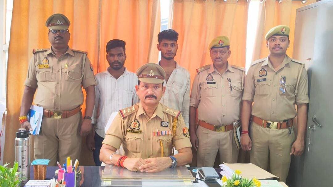 .*बस्ती - छावनी थाना अध्यक्ष पुलिस राणा देवेंद्र प्रताप सिंह को मिली बड़ी सफलता, हाईवे पर डीजल चोरी करने वाले अंतरजनपदीय गैंग का पर्दाफाश* 2 शातिर गिरफ्तार, 2 बाल अपचारी संरक्षण में, सफेद वेन्यू कार और 50 लीटर चोरी का डीजल बरामद*
जनपद बस्ती ,उत्तर प्रदेश 14 सितंबर 2026
बस्ती। जनपद में वाहन चोरों के खिलाफ चलाए जा रहे अभियान के तहत थाना छावनी पुलिस ने हाईवे पर खड़े ट्रकों से डीजल चोरी करने वाले अंतरजनपदीय गैंग का पर्दाफाश किया है। पुलिस ने 2 शातिर अपराधियों को गिरफ्तार किया है जबकि 2 बाल अपचारियों को संरक्षण में लिया गया है। उनके कब्जे से घटना में प्रयुक्त सफेद रंग की वेन्यू कार और 5 नीले जरीकैन में भरा करीब 50 लीटर चोरी का डीजल बरामद हुआ है।
पुलिस अधीक्षक डॉ0 यशवीर सिंह के आदेश, अपर पुलिस अधीक्षक श्यामकांत के निर्देशन और क्षेत्राधिकारी हरैया स्वर्णिमा सिंह के पर्यवेक्षण में प्रभारी निरीक्षक छावनी राणा देवेन्द्र प्रताप सिंह के नेतृत्व में यह कार्रवाई की गई।
*ऐसे पकड़े गए -*
दिनांक 13.09.2026 की रात्रि थाना छावनी पर सूचना मिली कि रमघटिया सड़क किनारे खड़ी ट्रक से डीजल चोरी हुआ है। इस पर थाना छावनी पर मु0अ0सं0 191/2026 धारा 303(2) BNS के तहत मुकदमा पंजीकृत किया गया। पुलिस टीम ने सीसीटीवी फुटेज और मुखबिर की सूचना पर आज 14.09.2026 को सुबह 03:25 बजे मझौवा दूबे के पास से घेराबंदी कर इन्हें पकड़ लिया।
*गिरफ्तार अभियुक्त -*
1. आदर्श वर्मा पुत्र स्व0 खुशीराम वर्मा निवासी जुंवागांव थाना भीटी जिला अम्बेडकरनगर उम्र 20 वर्ष।
2. लवकुश चौहान पुत्र इन्द्रपाल चौहान निवासी गौहनिया थाना गोसाईंगंज जनपद अयोध्या उम्र 19 वर्ष।
3. दो बाल अपचारियों को संरक्षण में लिया गया है।
*अपराध का तरीका - राजनीतिक झंडे की आड़ में चोरी*
पूछताछ में अभियुक्तों ने बताया कि वे चार पहिया वाहन पर राजनीतिक पार्टी का झंडा लगाकर चलते थे ताकि पुलिस चेकिंग से बच सकें। भोर के समय जब हाईवे किनारे खड़े ट्रकों के ड्राइवर नींद में होते थे, तब वे पाइप के जरिए डीजल निकाल लेते थे और उसे इधर-उधर बेचकर शान-शौकत और खाने-पीने में खर्च कर देते थे। ये लोग अम्बेडकरनगर, अयोध्या, बस्ती आदि जनपदों में इसी तरह चोरी करते थे। कल रात भी मझौवा दूबे में खड़ी ट्रक से डीजल चोरी कर बेचने जा रहे थे। कुछ दिन पहले कलवारी टांडा रोड से भी इसी गाड़ी से डीजल चोरी किया था।
*आपराधिक इतिहास -*
आदर्श वर्मा पर अकबरपुर और भीटी थानों में लूट, आर्म्स एक्ट सहित 6 मुकदमे दर्ज हैं। लवकुश चौहान पर थाना गोसाईगंज अयोध्या में डीजल चोरी का मुकदमा पहले से दर्ज है।
*बरामदगी -*
1. एक सफेद वेन्यू कार घटना में प्रयुक्त
2. 5 प्लास्टिक के नीले जरीकैन में लगभग 50 लीटर चोरी का डीजल
*गिरफ्तार करने वाली टीम -*
प्रभारी निरीक्षक राणा देवेन्द्र प्रताप सिंह, उ0नि0 राधारमण यादव प्रभारी चौकी अमोढा, उ0नि0 रामकुमार पासवान, हे0का0 फयानाथ भास्कर, का0 राजीव रंजन, सौरभ सिंह, अजीतनाथ शुक्ला शामिल रहे। पुलिस ने आवश्यक विधिक कार्यवाही पूर्ण कर सभी को माननीय न्यायालय भेज दिया है।
संवाददाता हरी ओम प्रकाश
राष्ट्रीय हिंदी दैनिक कौटिल्य का भारत