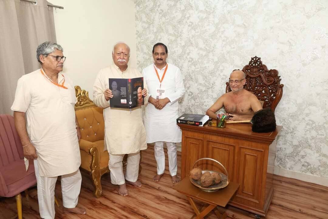 *समाज में समसरता के लिए यूजीसी नियम लागू नहीं होनी चाहिए, जैन तीर्थों का हो पूर्ण संरक्षण*
*संघ प्रमुख भागवत एवं आचार्य पुलकसागर के मध्य विभिन्न विषयों पर चर्चा*
*राजनीति से हटकर सामाजिक एकता एवं समरसता के मुद्दों पर मंथन*
भीलवाड़ा :निलेश कांठेड़ ( वरिष्ठ पत्रकार )14 सितम्बर देश में सामाजिक समरसता हर हाल में कायम रहनी चाहिए ओर स्वर्ण व पिछड़ा वर्ग को तोड़ने का प्रयास साबित हो रहे यूजीसी नियम लागू नहीं होने चाहिए। जैन समाज की आस्था के प्रमुख केन्द्र तीर्थस्थल सम्मेद शिखरजी एवं गिरनार जैसे तीर्थस्थलों का पूर्ण संरक्षण सुनिश्चित होनी चाहिए। ये मुद्दे भीलवाड़ा में चातुर्मास कर रहे राष्ट्र संत मनोज्ञाचार्य पुलकसागरजी महाराज ने सोमवार को चातुर्मास स्थल सूर्यमहल में उनके दर्शन एवं धर्म चर्चा के लिए पहुंचे राष्ट्रीय स्वंयसेवक संघ के सरसंघचालक डॉ. मोहन भागवत के समक्ष उठाए। करीब चालीस मिनट तक चली चर्चा में राजनीति से हटकर विभिन्न सामाजिक मुद्दों पर चर्चा हुई। आचार्यश्री ने बताया कि डॉ. भागवत ने बातचीत में आश्वस्त किया कि यूजीसी नियम अभी केवल प्रस्ताव है उसे कानूनी रूप नहीं दिया गया है। वर्तमान प्रारूप में ऐसा कानून नहीं बने इसके लिए सरकार के स्तर पर चर्चा चल रही है। जैन तीर्थो के संरक्षण में आ रही चुनौतियों के बारे में पीड़ा जाहिर करने पर भागवत ने कहा कि वह इस बारे में उचित स्तर पर चर्चा करने ओर समस्याओं के समाधान का विश्वास दिलाया। बातचीत के दौरान आचार्यश्री ने सुझाव दिया कि देश की जेलों में गौशालाएं खोली जानी चाहिए ताकि बंदियों को गौवंश संवर्धन के कार्य से जोड़ा जा सके। आचार्य पुलकसागर महाराज ने कहा कि राजनीति से हटकर सामाजिक समरसता के मुद्दों पर हुई चर्चा के दौरान इस बात पर सहमति थी कि हमारा ओर उनका उद्ेश्य एक ही है कि समाज में शांति व सद्भाव बना रहे ओर जातिवाद से उपर उठकर राष्ट्र निर्माण में सहयोग रहना चाहिए। भागवत ने आचार्यश्री को हाल ही उनकी अमरीका व ब्रिटेन यात्रा से जुड़े अनुभव भी सांझा किए। चर्चा के दौरान राष्ट्रीय स्वंयसेवक संघ के केन्द्रीय पदाधिकारी अरूण जैन, निम्बाराम, मुरलीधर एवं श्री पुलकसागर चातुर्मास समिति के अध्यक्ष प्रवीण चौधरी मौजूद रहे। भागवत ने शुरू में आचार्यश्री के पाद प्रक्षालन किए ओर वंदन अभिनंदन किया। आचार्यश्री ने उनको आशीर्वाद प्रदान करते हुए कहा कि राष्ट्रीय एकता एवं सामाजिक समरसता को मजबूत करने में आरएसएस की भूमिका अहम है। भागवत ने इस अवसर पर इन्दौर की सरोज शाह द्वारा आचार्य पुलकसागर के प्रेरणादायी जीवन पर लिखित पुस्तक ‘‘एक और मुक्तिदूत’’ का विमोचन भी किया ओर उसे आचार्यश्री के चरणों में समर्पित किया। इससे पूर्व सूर्यमहल पहुंचने पर आचार्यश्री का स्वागत करने वालों में चातुर्मास समिति के अध्यक्ष प्रवीण चौधरी, तिलोकचंद छाबड़ा, मनीष शाह, लोकेश अजमेरा, जयकुमार पाटनी, सुभाष जैन, अनिल जैन, सुरेशकुमार जैन, प्रेमचंद जैन, कमलचंद जैन, लोकेन्द्रकुमार जैन, कांतिलाल जैन, अतुलकुमार जैन शामिल थे। चातुर्मास समिति के अध्यक्ष प्रवीण चौधरी ने बताया कि वर्ष 2011 में भी आचार्य पुलकसागर के भीलवाड़ा प्रवास के दौरान भी संघ प्रमुख भागवत उनसे मिलने आए थे ओर नियमित अन्तराल पर उनका आचार्यश्री से मिलना होता रहता है।