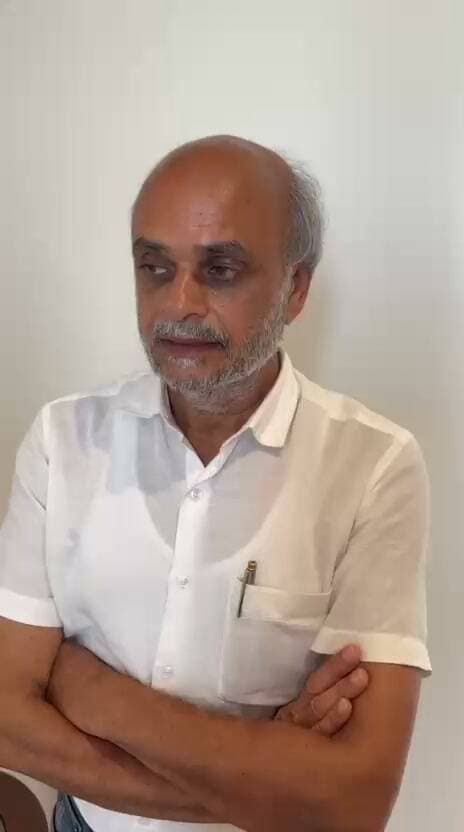 विधायक कोठारी ने मतदाताओं का जताया आभार
भीलवाड़ा नगर निगम चुनाव में भाजपा की ऐतिहासिक जीत
70 में से 45 वार्डों में भाजपा ने जीत की हासिल
भीलवाड़ा :राजकुमार गोयल,14 सितंबर भीलवाड़ा नगर निगम चुनाव में भारतीय जनता पार्टी ने ऐतिहासिक विजय हासिल करते हुए स्पष्ट बहुमत प्राप्त किया है। नगर निगम के कुल 70 वार्डों में भाजपा ने 45 वार्डों में जीत दर्ज की, जबकि कांग्रेस को 10 वार्डों में सफलता मिली। वहीं 15 वार्डों में निर्दलीय प्रत्याशियों ने जीत हासिल की।
भाजपा की इस शानदार जीत पर भीलवाड़ा विधायक अशोक कुमार कोठारी ने शहरवासियों एवं सभी मतदाताओं का हृदय से आभार व्यक्त किया। उन्होंने कहा कि यह जीत भीलवाड़ा की जनता के विश्वास और समर्थन की जीत है।
विधायक कोठारी ने भाजपा के पक्ष में मतदान करने वाले सभी मतदाताओं के साथ-साथ चुनाव में प्रत्यक्ष एवं अप्रत्यक्ष रूप से सहयोग करने वाले भाजपा कार्यकर्ताओं, पदाधिकारियों एवं समर्थकों का भी धन्यवाद एवं आभार व्यक्त किया।
उन्होंने कहा कि जनता ने भाजपा पर जो विश्वास जताया है, उस विश्वास को पूरी निष्ठा और जिम्मेदारी के साथ निभाया जाएगा। नवनिर्वाचित नगर निगम बोर्ड भीलवाड़ा के चहुंमुखी विकास में कोई कमी नहीं रखेगा। शहर के विकास को गति देने के साथ-साथ मूलभूत सुविधाओं, स्वच्छता, सड़क, जलापूर्ति, यातायात और जनहित से जुड़े कार्यों को प्राथमिकता दी जाएगी।
कोठारी ने कहा कि भाजपा को मिला जनादेश शहर के विकास के लिए नई ऊर्जा प्रदान करेगा। सभी के सहयोग से भीलवाड़ा को बेहतर, स्वच्छ और विकसित शहर बनाने की दिशा में प्रभावी प्रयास किए जाएंगे।
उन्होंने पुनः भीलवाड़ा की जनता का आभार व्यक्त करते हुए कहा कि जनता का विश्वास हमारी सबसे बड़ी ताकत है और इस विश्वास पर खरा उतरना हमारी जिम्मेदारी है।