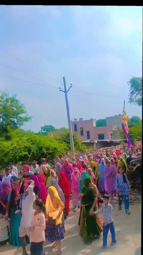भादवी बीज पर खटवाड़ा में बाबा रामदेव जी की भव्य बंदौरी
शाहपुरा (भीलवाड़ा)-राजेन्द्र खटीक।
खटवाडा-भादवी बीज के पावन अवसर पर ग्राम खटवाड़ा में लोक देवता बाबा रामदेव जी की भव्य बंदौरी बड़े हर्षोल्लास के साथ निकाली गई।
बाबा रामदेव जी के मंदिर से शुरू हुई पवित्र झंडी पूरे गांव के मंदिरों में गई जिसमे-
- माता जी का मंदिर
- रामदेव जी मंदिर
- वीर तेजाजी मंदिर
- अटारिया के मंदिर
- लाल बाई - फूल बाई मंदिर
- बजरंग बली मंदिर
- बारह नाथ मंदिर
- देवनारायण मंदिर
बंदौरी के दौरान श्रद्धालुओं ने जगह-जगह पुष्प वर्षा की। भुगतू द्वारा फूल बरसाए गए और सभी भक्तों के लिए चाय-नाश्ते की सुंदर व्यवस्था की गई।
इस पावन अवसर पर पूरे गांव में भक्ति और खुशियों का माहौल रहा, बाबा के जयकारों से गांव गूंज उठा।