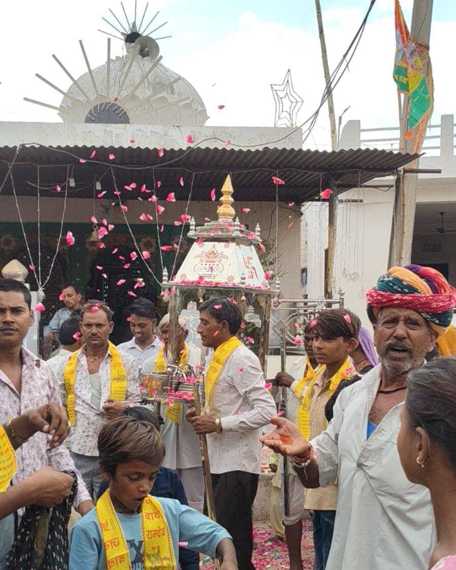 बाबा रामदेव जी के प्राकट्य दिवस भादवा बीज पर अनुष्ठान,शोभायात्रा में गूंजे बाबा रामदेव जी के जयकारे
शाहपुरा (भीलवाड़ा)-राजेन्द्र खटीक।
काछोला - तहसील क्षेत्र के जाल का खेड़ा गाँव मे रेगर समाज के द्वारा बाबा रामदेव जी महाराज की भादवा बीज के अवसर पर गाँव में भव्य शोभायात्रा और डीजे के साथ धूमधाम से जुलूस निकाला गया।
शोभायात्रा यात्रा का ग्रामीणों ने पुष्प वर्षा कर स्वागत किया! शोभायात्रा की शुरूआत पर मंदिर के पुजारी रतन लाल जी महाराज ने पूजा आरती की और अखिल भारतीय रेगर महासभा युवा प्रकोष्ठ ब्लॉक अध्यक्ष चांदमल जाडोटिया ने बाबा रामदेव जी की जय ,जय बाबा री जयघोष के साथ पुष्प वर्षा करते हुए शोभायात्रा को रवाना किया। यात्रा में बाबा रामदेव जी सुंदर मूर्ति को बेवाण मे विराजित कर गाँव भ्रमण करवाया गया! महिलाओं और बुजुर्गो युवाओ ने उपवास कर बाबा रामदेव जी के प्रति आस्था और भक्ति भाव व्यक्त किया!शोभायात्रा में राजस्थानी वेशभूषा के महिलाओं ने विशेष आभूषणों से श्रृंगार कर यात्रा में भाग लिया!डीजे की धुन पर नाचते हुए यात्रा निकाली!
शोभायात्रा के दौरान पुष्प वर्षा करते हुए ग्रामवासियों ने बाबा रामदेव जी से सुख समृद्धि एवम उत्तम स्वास्थ्य लाभ की प्रार्थना की। साम्प्रदायिक सौहार्द के प्रतीक लोकदेवता बाबा रामदेव जी के जन्मोत्सव भादवा बीज को शोभायात्रा के साथ हर्षोल्लास और धूमधाम से समस्त ग्रामवासियों ने मनाया।
इस दौरान अध्यक्ष रात्रिकालीन पाठशाला शिवराज रेगर व्यवस्थापक कैलाशचंद्र रेगर मुकेश कुमार रेगर सामाजिक कार्यकर्ता भगवान लाल,कैलाशचंद्र,जगदीश ,ब्रजराज जितेंद्र कुमार, देबी लाल,चुन्नीलाल,राकेश कुमार,गणेश कुमार,विनोद कुमार, अमरा लाल गोदु लाल चुन्नी लाल भेरू लाल सूरज कुमार,महेंद्र कुमार सहित समाजजनों ने शोभायात्रा में भाग लिया !
