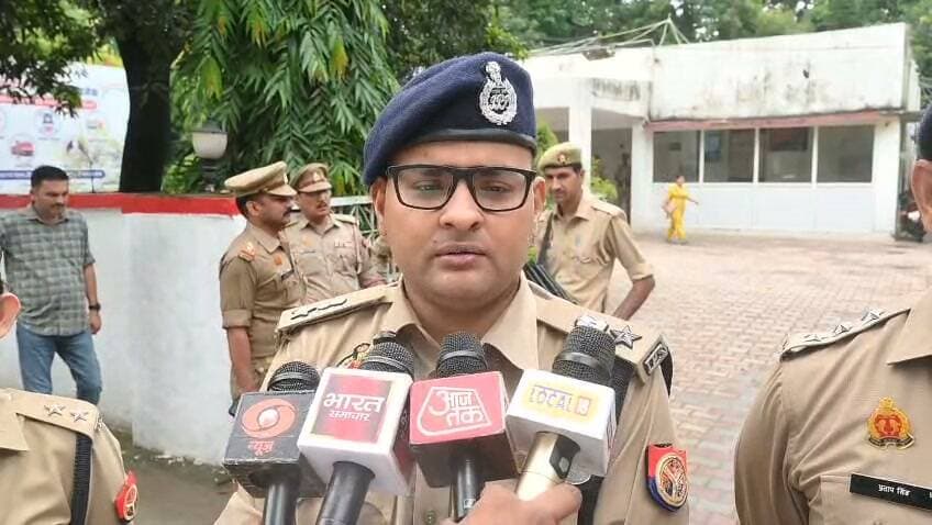 *➡️जनपद सहारनपुर को एक अत्याधुनिक फायर टेंडर मिलने से अग्निशमन सेवाएं और अधिक मजबूत हो गई हैं, जिसकी क्षमता लगभग 3200 लीटर प्रति मिनट पानी छोड़ने की है। लकड़ी के बड़े-बड़े कारखानों और औद्योगिक क्षेत्रों वाले इस क्षेत्र में आग की घटनाओं से प्रभावी ढंग से निपटने में यह नया उपकरण बेहद मददगार साबित होगा तथा इससे फायर टीम का मनोबल और क्षमताएं दोनों बढ़ेंगी।*
*➡️जिसके सम्बन्ध में वरिष्ठ पुलिस अधीक्षक सहारनपुर, श्री अभिनंदन द्वारा दी गई बाईट।*