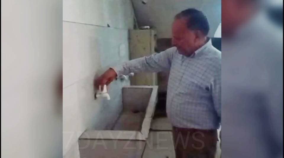 *उपायुक्त पंचकूला ने स्वामी देवी दयाल ग्रुप ऑफ़ प्रोफ़ेशनल इंस्टीट्यूशन्स, बरवाला का किया औचक निरीक्षण*
*विद्यार्थियों को मूलभूत सुविधाएं उपलब्ध करवाने में लापरवाही पर जताई नाराजगी, व्यवस्थाएं तत्काल दुरुस्त करने के दिए निर्देश*
पंचकूला/कमल कलसी
उपायुक्त सतपाल शर्मा ने सोमवार को स्वामी देवी दयाल ग्रुप ऑफ़ प्रोफ़ेशनल इंस्टीट्यूशन्स, बरवाला का औचक निरीक्षण किया। निरीक्षण के दौरान विद्यार्थियों, विशेषकर छात्रावास में रह रहे छात्र-छात्राओं के लिए मूलभूत सुविधाओं में कई कमियां पाए जाने पर उपायुक्त ने कड़ा संज्ञान लिया और कॉलेज प्रबंधन को सभी आवश्यक व्यवस्थाएं तत्काल दुरुस्त करने के निर्देश दिए।
उपायुक्त ने बताया कि उन्हें कॉलेज में विद्यार्थियों को पर्याप्त मूलभूत सुविधाएं उपलब्ध न करवाए जाने तथा छात्रावास में रहने वाले विद्यार्थियों को असुविधाओं का सामना करने संबंधी शिकायत प्राप्त हुई थी। शिकायत का संज्ञान लेते हुए उन्होंने स्वयं कॉलेज परिसर और छात्रावास का निरीक्षण किया तथा विभिन्न व्यवस्थाओं का जायजा लिया।
निरीक्षण के दौरान उपायुक्त ने छात्रावास की रसोई, खाद्य पदार्थों के भंडारण, पेयजल व्यवस्था, शौचालयों, अग्नि सुरक्षा तथा सुरक्षा व्यवस्था का बारीकी से निरीक्षण किया। रसोई के निरीक्षण के दौरान साफ-सफाई की स्थिति संतोषजनक नहीं पाई गई। खाना बनाने में इस्तेमाल होने वाले बर्तन भी उचित रूप से साफ नहीं किए गए थे। रसोई में मक्खियां भी पाई गईं, जिससे विद्यार्थियों के स्वास्थ्य पर प्रतिकूल प्रभाव पड़ने की आशंका है। उपायुक्त ने खाद्य पदार्थों के स्टोर रूम का भी निरीक्षण किया, जहां व्यवस्था उचित नहीं मिली। इसके अतिरिक्त, रेफ्रिजरेटर में रखा कुछ सामान भी उपयोग योग्य स्थिति में नहीं पाया गया।
उपायुक्त सतपाल शर्मा ने छात्रावास में विद्यार्थियों के लिए उपलब्ध पेयजल व्यवस्था का भी निरीक्षण किया। इस दौरान पाया गया कि तीनों मंजिलों के विद्यार्थियों के लिए केवल एक वाटर कूलर की व्यवस्था है और उसमें आरओ की सुविधा भी उपलब्ध नहीं है। उपायुक्त ने इस व्यवस्था को अपर्याप्त बताते हुए विद्यार्थियों के लिए पर्याप्त एवं स्वच्छ पेयजल उपलब्ध करवाने के निर्देश दिए।
अग्नि सुरक्षा व्यवस्था के निरीक्षण के दौरान भी कमियां सामने आईं। कॉलेज में पर्याप्त संख्या में फायर अलार्म और अग्निशमन यंत्र उपलब्ध नहीं पाए गए। इसके अलावा, सुरक्षा की दृष्टि से आवश्यक संख्या में सीसीटीवी कैमरे भी नहीं लगाए गए थे। निरीक्षण के दौरान कई स्थानों पर बिजली की तारें भी लटकती हुई पाई गईं, जिससे दुर्घटना की आशंका बनी हुई हुई थी।