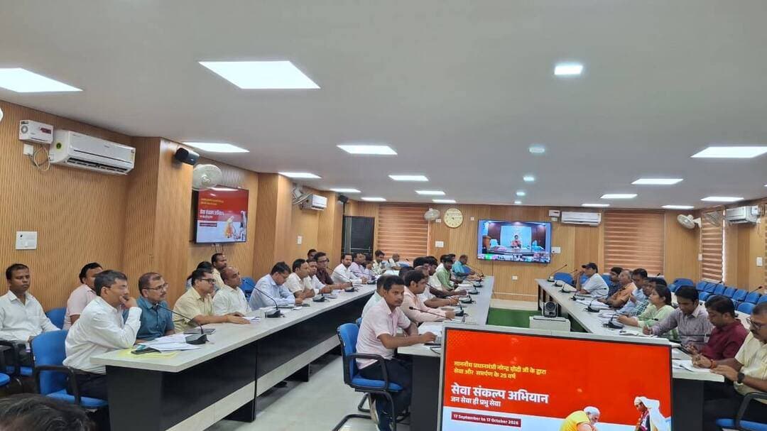 सेवा संकल्प अभियान की डीएम ने की समीक्षा, अधिकारियों को प्रभावी क्रियान्वयन के दिए निर्देश
सुपौल जिलाधिकारी सावन कुमार की अध्यक्षता में सोमवार को समाहरणालय स्थित लहटन चौधरी सभागार में जिला स्तरीय साप्ताहिक सोमवारीय समीक्षात्मक बैठक आयोजित की गई। बैठक में जिले के सभी जिला स्तरीय, अनुमंडल स्तरीय एवं प्रखंड स्तरीय पदाधिकारियों ने भाग लिया।
बैठक के दौरान सेवा संकल्प अभियान से संबंधित विभिन्न विषयों की विस्तार से समीक्षा की गई। जिलाधिकारी ने अभियान के सफल, प्रभावी एवं समयबद्ध क्रियान्वयन को लेकर संबंधित पदाधिकारियों को आवश्यक दिशा-निर्देश दिए। उन्होंने अधिकारियों से अभियान से जुड़े कार्यों को गंभीरता से लेते हुए निर्धारित दिशा-निर्देशों के अनुरूप कार्रवाई सुनिश्चित करने को कहा।
डीएम ने संबंधित विभागों के पदाधिकारियों से अभियान के तहत किए जा रहे कार्यों की प्रगति की जानकारी ली तथा जहां आवश्यक हो, वहां आपसी समन्वय स्थापित कर कार्यों को गति देने का निर्देश दिया। उन्होंने कहा कि सरकार की योजनाओं एवं अभियानों का लाभ आम लोगों तक प्रभावी तरीके से पहुंचाना प्रशासन की प्राथमिकता है। इसके लिए सभी पदाधिकारी अपने-अपने स्तर से जिम्मेदारीपूर्वक कार्य करें।
बैठक में उप विकास आयुक्त इंद्रवीर कुमार, अपर समाहर्ता-सह-आपदा प्रबंधन पदाधिकारी मो. तारिक, अपर समाहर्ता सच्चिदानंद सुमन, जिला पंचायत राज पदाधिकारी गयानंद यादव, विशेष कार्य पदाधिकारी, जिला गोपनीय शाखा विकास कुमार कर्ण, वरीय उप समाहर्ता पुष्पा कुमारी सहित अन्य पदाधिकारी उपस्थित रहे।
वहीं, जिला मुख्यालय से बाहर पदस्थापित अनुमंडल एवं प्रखंड स्तरीय पदाधिकारियों ने वीडियो कॉन्फ्रेंसिंग के माध्यम से बैठक में भाग लिया। बैठक में अभियान के प्रभावी संचालन के साथ-साथ अधिकारियों को अपने-अपने क्षेत्र में कार्यों की नियमित निगरानी एवं प्रगति सुनिश्चित करने के निर्देश दिए गए।