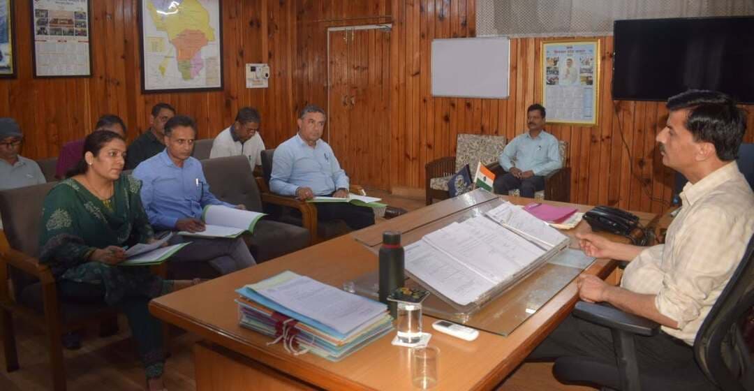 राष्ट्रीय कृमि मुक्ति दिवस के लिए सभी तैयारियां पूर्ण करने के निर्देश
Kullu Times
एडीएम कुल्लू सुरजीत सिंह राठौर अध्यक्षता में सोमवार को राष्ट्रीय कृमि मुक्ति दिवस की तैयारियों को लेकर महत्वपूर्ण बैठक आयोजित की गई I कृमि मुक्ति दिवस की बैठक में एडीएम ने कहा कि अगस्त माह में आयोजित किये जाने वाले कृमि मुक्ति दिवस को सरकार द्वारा वर्षा ऋतु के कारण विलम्ब के चलते अब 18 सितम्बर को आयोजित करना सुनिश्चित किया गया है I उन्होंने कहा कि इस दिन जिला में एक से पांच वर्ष के 24171 बच्चों को आंगनबाड़ी कार्यकर्ताओं द्वारा एल्बेंडाजोल और विटामिन ए की खुराक पिलाई जाएगीI छह से उन्नीस वर्ष के 47300 बच्चों को तथा निजी स्कूल के 28481 बच्चों को एल्बेंडाजोल के साथ विटामिन -ए की खुराक स्कूल में नियुक्त शिक्षा विभाग के नियुक्त नोडल अध्यापकों के माध्यम से दी जाएगी I इसके साथ ही छ: से नौ वर्ष के 144 बच्चों को, 10 से 19 वर्ष के 1521 बच्चे जिनका स्कूल में दाखिला नहीं है तथा इसके साथ ही झुग्गी झोपड़ियों और प्रवासी मजदूरों के बच्चों को भी एल्बेंडाजोल और विटामिन-ए की खुराक पिलाई जाएगी I उन्होंने कहा कि इस अभियान में एक भी बच्चा बिना दवा के नहीं छूटना चाहिए I उन्होंने शिक्षा विभाग के अधिकारियों को भी विशेष निर्देश देते हुए कहा कि स्कूलों में साफ सफाई का विशेष ध्यान रखा जाए I पीने के पानी की टंकियों की समय समय पर की गई साफ सफाई की कि रिपोर्ट लेना भी सुनिश्चित करें I बैठक में मुख्य चिकित्सा अधिकारी डॉ रणजीत, कार्यक्रम अधिकारी डॉ उषा, जिला कार्यक्रम अधिकारी आईसीडीएस कुंदन लाल सहित शिक्षा एवं अन्य विभागों के अधिकारी भी उपस्थित रहे I