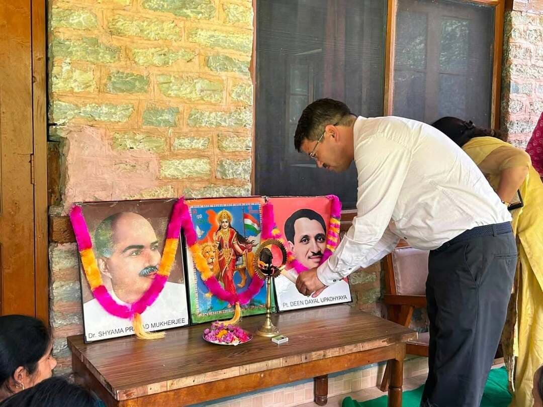जनता के मुद्दों से भाग रही कांग्रेस सरकार, अब बूथ स्तर तक होगा सरकार की नाकामियों का पर्दाफाश : सुरेंद्र शौरी
Kullu Times
आज गड़सा में बजौरा भाजपा मंडल की संगठनात्मक बैठक का आयोजन किया गया, जिसमें मंडल पदाधिकारियों सहित बूथ स्तर के कार्यकर्ताओं ने बड़ी संख्या में उत्साहपूर्वक भाग लिया। बैठक में पार्टी के शीर्ष नेतृत्व द्वारा निर्धारित आगामी कार्यक्रमों एवं संगठनात्मक गतिविधियों की रूपरेखा पर विस्तृत चर्चा की गई। साथ ही बूथ स्तर तक संगठन को और अधिक सशक्त, सक्रिय एवं प्रभावी बनाने को लेकर कार्यकर्ताओं के साथ गहन मंथन किया गया।
बैठक को संबोधित करते हुए बंजार विधानसभा क्षेत्र से विधायक सुरेंद्र शौरी ने कहा कि प्रदेश की कांग्रेस सरकार ने सत्ता में आने से पहले जनता से बड़े-बड़े वादे किए थे, लेकिन सत्ता में आने के बाद सरकार अपने ही वादों से पीछे हटती चली गई। आज प्रदेश का आम नागरिक महंगाई, बेरोजगारी, विकास कार्यों में ठहराव और मूलभूत सुविधाओं की कमी से परेशान है। उन्होंने कहा कि कांग्रेस सरकार के कार्यकाल में विकास की गति धीमी हुई है और सरकार अपनी नाकामियों का ठीकरा लगातार केंद्र सरकार तथा पिछली भाजपा सरकार पर फोड़ने का प्रयास कर रही है।
शौरी ने कहा कि जनता अब कांग्रेस सरकार के खोखले दावों और जमीनी हकीकत के बीच का अंतर समझ चुकी है। जिन गारंटियों के नाम पर कांग्रेस सत्ता में आई थी, आज वही गारंटियां प्रदेश की जनता के लिए सवाल बन चुकी हैं। उन्होंने कहा कि सरकार को अब बहाने बनाने के बजाय जनता को अपने वादों और पिछले कार्यकाल की उपलब्धियों का हिसाब देना चाहिए।
उन्होंने कहा कि बंजार विधानसभा क्षेत्र में भी अनेक विकास कार्य सरकार की उदासीनता और प्रशासनिक लापरवाही के कारण प्रभावित हुए हैं। सड़क, शिक्षा, स्वास्थ्य, पेयजल और अन्य मूलभूत सुविधाओं से जुड़े जनहित के मामलों को लगातार सरकार के समक्ष उठाया जा रहा है, लेकिन अपेक्षित गति से कार्रवाई नहीं हो रही। उन्होंने कहा कि बंजार की जनता के अधिकारों और विकास के मुद्दों पर भाजपा कार्यकर्ता चुप नहीं बैठेंगे।
भाजपा विधायक ने कार्यकर्ताओं से आह्वान किया कि आगामी समय में संगठन को बूथ स्तर तक और मजबूत करते हुए कांग्रेस सरकार की जनविरोधी नीतियों एवं विफलताओं को घर-घर तक पहुंचाया जाए। उन्होंने कहा कि भाजपा का संगठन केवल चुनाव के समय सक्रिय होने वाला संगठन नहीं है, बल्कि जनता के सुख-दुख में लगातार खड़ा रहने वाला संगठन है। प्रत्येक कार्यकर्ता को अपने बूथ को मजबूत करने के साथ-साथ स्थानीय जनता की समस्याओं को उठाने और उनके समाधान के लिए संघर्ष करने की जिम्मेदारी निभानी होगी।
उन्होंने कहा कि आने वाला समय जनविरोधी नीतियों के खिलाफ निर्णायक जनसंघर्ष का है। भाजपा कार्यकर्ता मजबूती के साथ जनता के बीच जाएंगे और कांग्रेस सरकार की विफलताओं का तथ्यात्मक जवाब जनता के सामने रखेंगे। उन्होंने विश्वास जताया कि संगठन की मजबूती और जनता के सहयोग से हिमाचल में भाजपा आने वाले समय में एक मजबूत विकल्प के रूप में उभरेगी।
बैठक में मंडल पदाधिकारियों एवं बूथ स्तर के कार्यकर्ताओं ने आगामी संगठनात्मक कार्यक्रमों को सफल बनाने तथा पार्टी को जमीनी स्तर पर और अधिक मजबूत करने का संकल्प लिया।