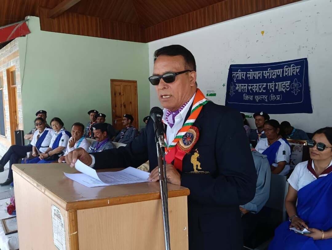 स्काउटिंग बच्चों में अनुशासन, नेतृत्व और राष्ट्रसेवा की भावना विकसित करने का सशक्त माध्यम: प्रेम सिंह
Kullu Times
सेवानिवृत्त महानिरीक्षक, आईटीबीपी प्रेम सिंह ने कहा कि स्काउटिंग बच्चों में अनुशासन, नेतृत्व, आत्मनिर्भरता, सेवा और राष्ट्रप्रेम की भावना विकसित करने का सशक्त माध्यम है। स्काउट्स एवं गाइड्स को अपने जीवन में सीखे गए कौशलों को अपनाते हुए समाज और राष्ट्र के प्रति अपनी जिम्मेदारियों को समझना चाहिए।
वह आज पीएम श्री राजकीय वरिष्ठ माध्यमिक पाठशाला हरिपुर में भारत स्काउट्स एवं गाइड्स, जिला कुल्लू द्वारा आयोजित तृतीय सोपान टेस्टिंग शिविर के समापन समारोह में बतौर मुख्य अतिथि संबोधित कर रहे थे। शिविर में जिला कुल्लू के 31 स्कूलों से 201 स्काउट्स एवं गाइड्स ने भाग लिया।
मुख्य अतिथि ने प्रतिभागियों को शिविर के सफलतापूर्वक पूर्ण होने पर शुभकामनाएं दीं तथा कहा कि इस प्रकार के शिविर बच्चों के सर्वांगीण विकास में महत्वपूर्ण भूमिका निभाते हैं। उन्होंने स्काउटिंग की भावना को अपने दैनिक जीवन में उतारने तथा समाज के लिए सकारात्मक योगदान देने का आह्वान किया।
समापन समारोह में स्काउट्स एवं गाइड्स द्वारा एक्शन सॉन्ग, फोक डांस एवं अन्य सांस्कृतिक प्रस्तुतियां दी गईं। इसके पश्चात प्रतिभागियों को प्रमाण पत्र प्रदान किए गए तथा शिविर में महत्वपूर्ण भूमिका निभाने वाले पदाधिकारियों एवं प्रशिक्षकों का भी आभार व्यक्त किया गया।
शिविर के दौरान प्रतिभागियों की गांठों, लॉग बुक, वर्दी, खोज के चिह्न, ड्रिल, बीपी सिक्स,कैंपस एवं एस्टीमेशन तथा फर्स्ट एड सहित विभिन्न स्काउटिंग दक्षताओं की परीक्षा ली गई। इसके अलावा प्रतिभागियों को सोयल स्थित जमलू ऋषि के पवित्र स्थल तक उद्देश्यपूर्ण हाइकिंग भी करवाई गई।
राज्य प्रशिक्षण आयुक्त (स्काउट) मनोहर लाल ठाकुर एवं जिला संगठन आयुक्त (स्काउट) श्री नारायण शर्मा ने संयुक्त रूप से बताया कि चार दिवसीय शिविर का उद्देश्य स्काउट्स एवं गाइड्स में आवश्यक दक्षताओं, अनुशासन, नेतृत्व क्षमता एवं सेवा भावना का विकास करना रहा।
पुष्पा, प्रधानाचार्य एवं आयोजन सचिव, शिविर ने कहा कि पीएम श्री राजकीय वरिष्ठ माध्यमिक पाठशाला हरिपुर में तृतीय सोपान टेस्टिंग शिविर की मेजबानी करना विद्यालय के लिए गौरव का विषय है। चार दिनों के दौरान स्काउट्स एवं गाइड्स ने पूरे अनुशासन, उत्साह और समर्पण के साथ विभिन्न गतिविधियों में भाग लिया। उन्होंने कहा कि ऐसे शिविर विद्यार्थियों में नेतृत्व, आत्मनिर्भरता, सेवा भावना और टीमवर्क जैसे गुणों को विकसित करने में महत्वपूर्ण भूमिका निभाते हैं। उन्होंने शिविर को सफल बनाने में सहयोग देने वाले भारत स्काउट्स एवं गाइड्स के पदाधिकारियों, प्रशिक्षकों, विद्यालय के स्टाफ तथा सभी प्रतिभागियों का आभार व्यक्त किया।
शिविर के सफल आयोजन में राज्य संगठन आयुक्त पंकज गुप्ता, जिला एडल्ट रिसोर्स कमिश्नर चंद्रकांता , जिला संगठन आयुक्त (गाइड्स) रीना परमार, जिला प्रशिक्षण आयुक्त (गाइड्स) शांति देवी,ग्रुप लीडर बीजू हिमदल,स्नो लैंड स्काउट्स एवं गाइड्स के रोवर रेंजर्स सहित अन्य पदाधिकारियों एवं प्रशिक्षकों ने महत्वपूर्ण भूमिका निभाई।
कार्यक्रम के अंत में ध्वज अवरोहण एवं राष्ट्रगान के साथ चार दिवसीय तृतीय सोपान टेस्टिंग शिविर का औपचारिक समापन किया गया।