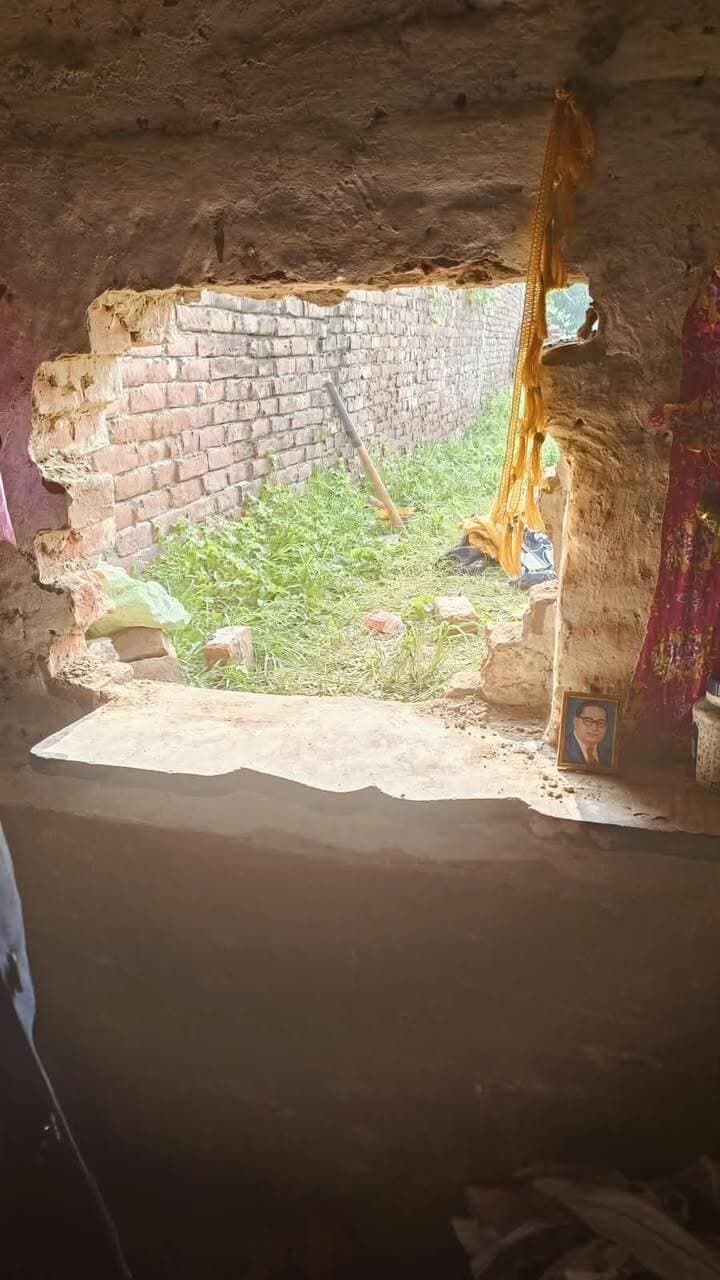 नौरथा में तीन मकानों में नकब लगाकर चोरी, गांव में मचा हड़कंप
खेतों की ओर से दीवार में नकब लगाकर घुसे चोर, जेवरात व दो मोबाइल चोरी; डॉग स्क्वायड और ड्रोन कैमरे से तलाश जारी
कासगंज। सदर कोतवाली क्षेत्र के ग्राम नौरथा में अज्ञात चोरों ने तीन मकानों को निशाना बनाकर चोरी की घटना को अंजाम दिया। चोर एक मकान से जेवरात व दो मोबाइल फोन चोरी कर ले गए, जबकि दो बंद मकानों में भी चोरी की गई है। दोनों मकानों के गृहस्वामी बाहर रहने के कारण चोरी गए सामान का अभी आकलन नहीं हो सका है। घटना की सूचना मिलते ही पुलिस महकमे में हड़कंप मच गया।
खेत की ओर से दीवार में नकब लगाकर घुसे चोर
जानकारी के अनुसार ग्राम नौरथा निवासी रेशमा पत्नी स्वर्गीय रामनरेश अपनी पुत्री रवीना के साथ मकान के बरामदे में सो रही थीं। रवीना अपने पति के साथ लंबे समय से चल रहे विवाद के कारण मायके में रह रही हैं। देर रात अज्ञात चोरों ने खेत की ओर से मकान की दीवार में नकब लगाकर अंदर प्रवेश किया। इसके बाद बक्से में रखी दो जोड़ी सफेद धातु की पायल, एक जोड़ी कुंडल, एक नाक की बेसर, एक कमरधनी तथा दो मोबाइल फोन चोरी कर लिए।
बगल के दो बंद मकानों में भी चोरी
चोरों ने रेशमा के मकान के बगल में स्थित पातीराम पुत्र कुमरसेन जाटव तथा इंद्रपाल पुत्र रामचरण जाटव के बंद मकानों को भी निशाना बनाया। बताया गया कि दोनों मकानों के गृहस्वामी लंबे समय से गांव से बाहर रह रहे हैं। इंद्रपाल एक सितंबर से लखनऊ में हैं, जबकि पातीराम लंबे समय से पंजाब में मजदूरी कर रहे हैं। दोनों मकानों में गृहस्वामी मौजूद न होने के कारण चोरी गए सामान का आकलन नहीं हो सका है।
पुलिस, फील्ड यूनिट व डॉग स्क्वायड ने किया निरीक्षण
घटना की सूचना पर सदर कोतवाली प्रभारी जगदीश पुलिस बल के साथ तत्काल मौके पर पहुंचे। फील्ड यूनिट एवं डॉग स्क्वायड की टीम ने घटनास्थल का निरीक्षण कर आवश्यक साक्ष्य संकलित किए। पुलिस द्वारा चोरी की घटना के संबंध में जांच-पड़ताल की जा रही है।
ड्रोन कैमरे से गांव व आसपास तलाश
अज्ञात चोरों की तलाश में पुलिस द्वारा ड्रोन कैमरे से गांव एवं आसपास के क्षेत्रों में सघन सर्च अभियान चलाया जा रहा है। पुलिस टीम चोरों तक पहुंचने के लिए हर संभव प्रयास कर रही है। तीनों मकान गांव में प्रवेश करते ही खेतों के किनारे बने हुए बताए गए हैं।
तहरीर मिलने पर होगी विधिक कार्रवाई
पुलिस के अनुसार प्रकरण के संबंध में तहरीर प्राप्त होने पर नियमानुसार आवश्यक विधिक कार्रवाई अमल में लाई जाएगी। मौके पर कानून एवं शांति व्यवस्था की स्थिति सामान्य बनी हुई है।