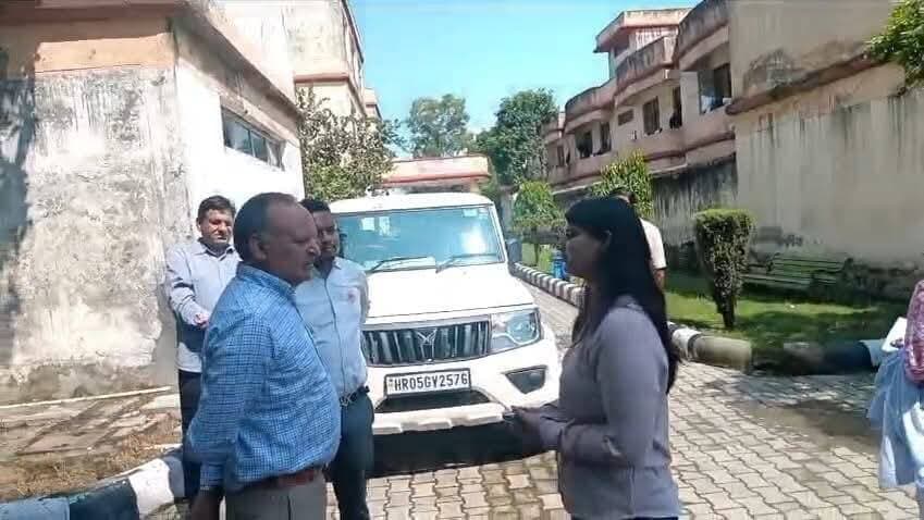 उपायुक्त श्री सतपाल शर्मा ने आज स्वामी देवी दयाल ग्रुप ऑफ़ प्रोफ़ेशनल इंस्टीट्यूशन्स, बरवाला का औचक निरीक्षण किया। निरीक्षण के दौरान विद्यार्थियों, विशेषकर छात्रावास में रह रहे छात्र-छात्राओं के लिए मूलभूत सुविधाओं में कई कमियां पाए जाने पर उपायुक्त ने कड़ा संज्ञान लिया और कॉलेज प्रबंधन को सभी आवश्यक व्यवस्थाएं तत्काल दुरुस्त करने के निर्देश दिए।
उपायुक्त ने बताया कि उन्हें कॉलेज में विद्यार्थियों को पर्याप्त मूलभूत सुविधाएं उपलब्ध न करवाए जाने तथा छात्रावास में रहने वाले विद्यार्थियों को असुविधाओं का सामना करने संबंधी शिकायत प्राप्त हुई थी। शिकायत का संज्ञान लेते हुए उन्होंने स्वयं कॉलेज परिसर और छात्रावास का निरीक्षण किया तथा विभिन्न व्यवस्थाओं का जायजा लिया।
निरीक्षण के दौरान उपायुक्त ने छात्रावास की रसोई, खाद्य पदार्थों के भंडारण, पेयजल व्यवस्था, शौचालयों, अग्नि सुरक्षा तथा सुरक्षा व्यवस्था का बारीकी से निरीक्षण किया। रसोई के निरीक्षण के दौरान साफ-सफाई की स्थिति संतोषजनक नहीं पाई गई। खाना बनाने में इस्तेमाल होने वाले बर्तन भी उचित रूप से साफ नहीं किए गए थे। रसोई में मक्खियां भी पाई गईं, जिससे विद्यार्थियों के स्वास्थ्य पर प्रतिकूल प्रभाव पड़ने की आशंका है। उपायुक्त ने खाद्य पदार्थों के स्टोर रूम का भी निरीक्षण किया, जहां व्यवस्था उचित नहीं मिली। इसके अतिरिक्त, रेफ्रिजरेटर में रखा कुछ सामान भी उपयोग योग्य स्थिति में नहीं पाया गया।
श्री सतपाल शर्मा ने छात्रावास में विद्यार्थियों के लिए उपलब्ध पेयजल व्यवस्था का भी निरीक्षण किया। इस दौरान पाया गया कि तीनों मंजिलों के विद्यार्थियों के लिए केवल एक वाटर कूलर की व्यवस्था है और उसमें आरओ की सुविधा भी उपलब्ध नहीं है। उपायुक्त ने इस व्यवस्था को अपर्याप्त बताते हुए विद्यार्थियों के लिए पर्याप्त एवं स्वच्छ पेयजल उपलब्ध करवाने के निर्देश दिए।
अग्नि सुरक्षा व्यवस्था के निरीक्षण के दौरान भी कमियां सामने आईं। कॉलेज में पर्याप्त संख्या में फायर अलार्म और अग्निशमन यंत्र उपलब्ध नहीं पाए गए। इसके अलावा, सुरक्षा की दृष्टि से आवश्यक संख्या में सीसीटीवी कैमरे भी नहीं लगाए गए थे। निरीक्षण के दौरान कई स्थानों पर बिजली की तारें भी लटकती हुई पाई गईं, जिससे दुर्घटना की आशंका बनी हुई है। उपायुक्त ने कॉलेज प्रबंधन को बिजली की तारों को तत्काल व्यवस्थित करवाने तथा सुरक्षा मानकों को सुनिश्चित करने के निर्देश दिए।
#panchkulanews #panchkula #panchkulasocialmedia
