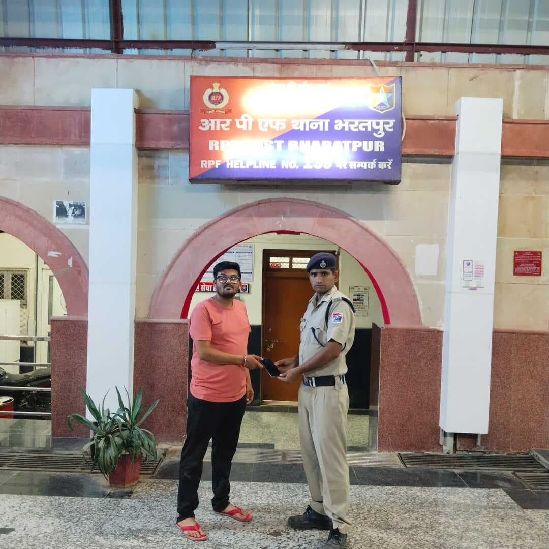 कहीं प्लेटफार्म पर छूटा, कहीं ट्रेन में चार्जिंग पर रह गया मोबाइल—रेलवे सुरक्षा बल ने दोनों यात्रियों तक पहुंचाया
भरतपुर में ‘ऑपरेशन अमानत’ के तहत करीब 48 हजार रुपये मूल्य के दो मोबाइल सुरक्षित लौटाए
कोटा। सफर की जल्दबाजी और स्टेशन की भागदौड़ में यात्रियों से सामान छूट जाना आम बात है, लेकिन समय पर मिली सूचना और रेलवे सुरक्षा बल की तत्परता से दो यात्रियों के कीमती मोबाइल सुरक्षित उनके हाथों तक पहुंच गए। भरतपुर में अलग-अलग मामलों में करीब 48 हजार रुपये मूल्य के दो मोबाइल फोन बरामद कर उनके वास्तविक मालिकों को लौटाए गए।
एक मामले में भरतपुर रेलवे स्टेशन पर प्लेटफार्म गश्त के दौरान रेलवे सुरक्षा बल के आरक्षक देशराज और मोनू को एक इंफिनिक्स कंपनी का मोबाइल फोन लावारिस हालत में पड़ा मिला। मोबाइल की अनुमानित कीमत करीब 25 हजार रुपये थी। दोनों कर्मचारियों ने मोबाइल को सुरक्षित रेलवे सुरक्षा बल पोस्ट भरतपुर पर जमा करा दिया।
कुछ समय बाद गांधीनगर कॉलोनी, भरतपुर निवासी 32 वर्षीय विशाल पुत्र कन्हैया सिंह पोस्ट पर पहुंचे। उन्होंने बताया कि वे अपने भाई को ट्रेन में बैठाने के लिए भरतपुर स्टेशन आए थे और इसी दौरान उनका मोबाइल कहीं गुम हो गया। मोबाइल की पहचान और बिल प्रस्तुत करने के बाद आवश्यक सत्यापन किया गया तथा फोन उन्हें सही हालत में सुपुर्द कर दिया गया।
दूसरे मामले में गाड़ी संख्या 12415 से उज्जैन से भरतपुर की यात्रा कर रहे बूथवारी कला, पुलिस थाना दहरा मोर, जिला भरतपुर निवासी 31 वर्षीय विसवेंद्र पुत्र अमर सिंह जल्दबाजी में अपना रेडमी कंपनी का मोबाइल फोन ट्रेन में चार्जिंग पर लगा छोड़ गए। मोबाइल की अनुमानित कीमत करीब 23 हजार रुपये थी।
विसवेंद्र कोच संख्या एस-3 की बर्थ संख्या 80 पर यात्रा कर रहे थे। सूचना मिलने पर कार्रवाई करते हुए मोबाइल को मथुरा में सुरक्षित प्राप्त कर भरतपुर रेलवे सुरक्षा बल पोस्ट भिजवाया गया। यात्री को इसकी जानकारी दी गई और पोस्ट पर पहुंचने के बाद मोबाइल की पहचान तथा बिल के सत्यापन पर फोन उन्हें सुपुर्द कर दिया गया।