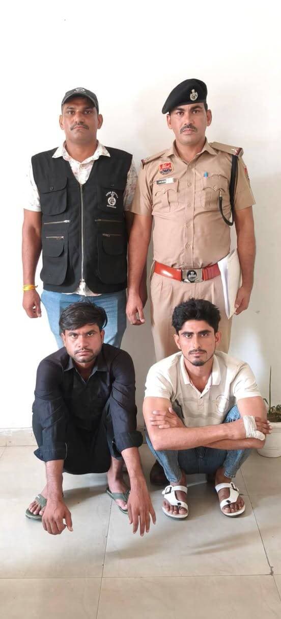 *बाईक चोरी करने के मामले में 02 आरोपी गिरफ्तार।*
*कब्जा से चोरी हुई 05 बाईक बरामद।*
`गुरुग्राम: 14 सितंबर 2026`
▪️ दिनांक 12.09.2026 को एक व्यक्ति ने थाना बिलासपुर, गुरुग्राम में एक शिकायत दिनांक 12.09.2026 को मंत्रा कंपनी बिलासपुर, गुरुग्राम से इसकी बाईक किसी अज्ञात व्यक्ति द्वारा चोरी करने के संबंध में दी। प्राप्त शिकायत पर थाना बिलासपुर, गुरुग्राम गुरुग्राम में संबंधित धाराओं के तहत अभियोग अंकित किया गया।
▪️ अपराध शाखा बिलासपुर, गुरुग्राम की पुलिस टीम ने उपरोक्त अभियोग में कार्यवाही करते हुए 02 आरोपियों को दिनांक 13.09.2026 को नूंह से गिरफ्तार किया। आरोपियों की पहचान *मोनू (उम्र-22 वर्ष) गांव खेड़ला जिला नूंह, हरियाणा व राहुल (उम्र-22 वर्ष) निवासी गांव खरखड़ी जिला नूंह, हरियाणा* के रूप में हुई है।
▪️ पुलिस पूछताछ में आरोपियों ने गुरुग्राम से चोरी करने की 04 अन्य वारदातों को भी अंजाम देने का खुलासा किया।
▪️आरोपियों के आपराधिक रिकॉर्ड अवलोकन से ज्ञात हुआ कि आरोपी राहुलनपर छीना झपटी करने सहित विभिन्न धाराओं के तहत एक अभियोग नूंह में पहले भी अंकित है।
▪️ आरोपियों के *कब्जा से चोरी हुई 05 बाईक बरामद की गई है।*
▪️अभियोग में नियमानुसार आगामी कार्यवाही की जा रही है। अभियोग का अनुसंधान जारी है।