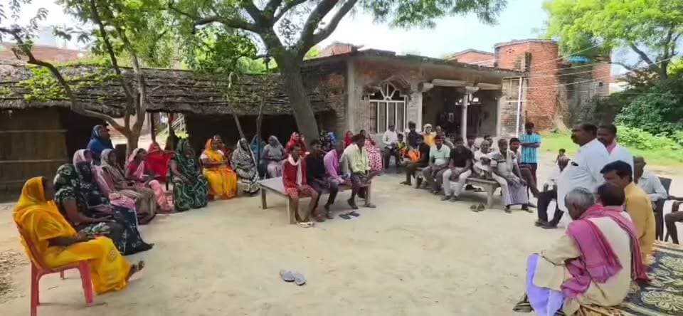 गोंडा हत्याकांड के विरोध में गरजा निषाद समाज, पांच करोड़ मुआवजे की मांग, जिला पंचायत सदस्य शीतला प्रसाद निषाद के नेतृत्व में बैठक, आरोपियों की संपत्ति पर बुलडोजर कार्रवाई और परिवार के एक सदस्य को नौकरी देने की उठी मांग
आजमगढ़
https://abckhabar.in/?p=8308