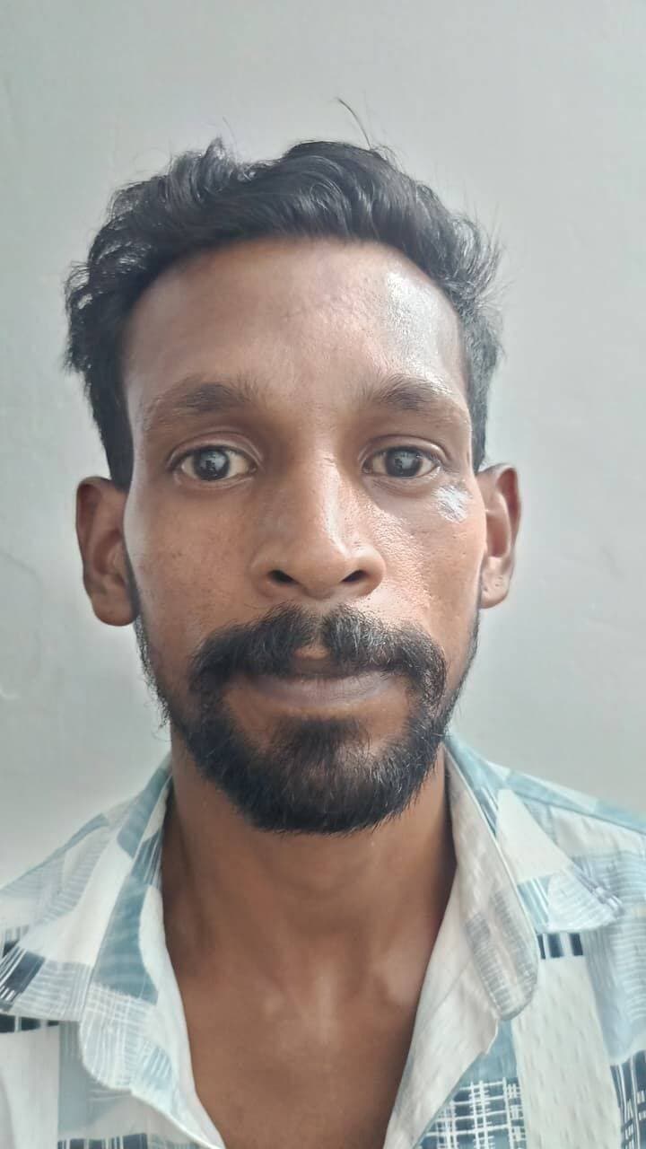 മാവേലിക്കര നഗരമധ്യത്തിലെ പച്ചക്കറി കടയിലെ മോഷണം, പ്രതി പിടിയിൽ
മാവേലിക്കര നഗരമധ്യത്തിലെ പച്ചക്കറി കടയിൽ മോഷണം നടത്തിയ കേസിൽ തോട്ടപ്പള്ളി ഒറ്റപ്പന സ്വദേശി പുത്തൻ പുര വീട്ടിൽ ഷഫീക്കിനെയാണ് മാവേലിക്കര പൊലീസും ചെങ്ങന്നൂർ ഡിവൈഎസ്പിയുടെ പ്രത്യേക അന്വേഷണ സംഘവും ചേർന്ന് തമിഴ് നാട്ടിൽ നിന്ന് പിടികൂടിയത്. കഴിഞ്ഞ ഓഗസ്റ്റ് 31ന് അർദ്ധരാത്രിയിൽ കെഎസ്ആർടിസി ബസ് സ്റ്റാൻഡിന് സമീപത്തെ പച്ചക്കറി കട കുത്തി തുറന്ന് 25000 രൂപയോളം മോഷണം ചെയ്ത് കടന്നുകളയുകയായിരുന്നു. തുടർന്ന് ആലപ്പുഴ ജില്ലാ പോലീസ് മേധാവി വിഷ്ണു പ്രദീപ് ടി.കെ. ഐപിഎസിന്റെ നിർദേശപ്രകാരം ചെങ്ങന്നൂർ ഡി. വൈ. എസ്. പി. അലക്സ് ബേബിയുടെയും മാവേലിക്കര സി. ഐ.ദ്വിജേഷ് എസ് എന്നിവരുടെ മേൽനോട്ടത്തിൽ അന്വേഷണ സംഘം രൂപീകരിച്ചു അന്വേഷണം തുടങ്ങി. ശാസ്ത്രീയമായ അന്വേഷണങ്ങളിലൂടെയും സമാന കുറ്റകൃത്യത്തിൽ ഉൾപ്പെട്ട മുൻ കുറ്റവാളികളെ കേന്ദ്രികരിച്ചും നടത്തിയ അന്വേഷണമാണ് പ്രതിയെ തിരിച്ചറിയുന്നതിനു വഴിത്തിരിവായത്. മോഷണം നടത്തിയശേഷം പ്രതി കോഴിക്കോട്ടേക്കും തുടർന്ന് തമിഴ്നാട്ടിലേക്ക് കടക്കുകയായിരുന്നു. ചെന്നൈ, വേളാങ്കണ്ണി, നാഗർകോവിൽ എന്നിവിടങ്ങളിൽ മാറി മാറി താമസിച്ച ശേഷം മാർത്താണ്ഡത്ത് എത്തിയപ്പോൾ ത്രിപ്പരപ്പിൽ നിന്നും പ്രതിയെ അന്വേഷണസംഘം പിടികൂടുകയായിരുന്നു. വിശദമായി ചോദ്യം ചെയ്തതിൽ നിന്നും പ്രതി കുറ്റം സമ്മതിക്കുകയും കായംകുളം പുള്ളിക്കണക്ക് ഭാഗത്ത് നിന്ന് ഒരു സ്കൂട്ടർ മോഷണം ചെയ്തെടുത്ത കാര്യവും വെളിപ്പെടുത്തി. മാവേലിക്കര പോലീസ് സ്റ്റേഷൻ എസ്എച്ച്ഓ. സബിത ശിവദാസ്, എസ്ഐ അംജത്ത് ഖാൻ, സീനിയർ സിവിൽ പോലീസ് ഓഫീസർമാരായ ഉണ്ണികൃഷ്ണപിള്ള, മുഹമ്മദ് ഷഫീഖ്, അരുൺ ഭാസ്ക്കർ,രമ്യ, സിവിൽ പോലീസ് ഓഫീസർമാരായ ജിഷ്ണു. R, ശ്യാം രാജ്, അനന്തമൂർത്തി V. S. എന്നിവരടങ്ങിയ അന്വേഷണ സംഘമാണ് അന്വേഷണം നടത്തി പ്രതിയെ പിടികൂടിയത് . അറസ്റ്റ് രേഖപ്പെടുത്തിയ മാവേലിക്കര ജുഡീഷ്യൽ ഒന്നാം ക്ലാസ്സ് മാജിസ്ട്രേറ്റ് കോടതി-1ൽ ഹാജരാക്കിയ പ്രതിയെ റിമാൻഡ് ചെയ്തു.