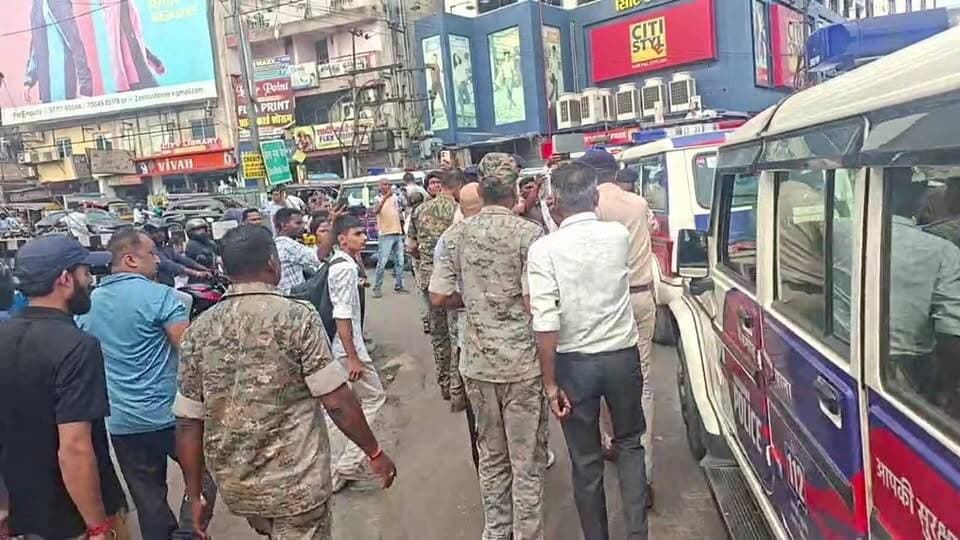 धनबाद, गैंग्स ऑफ वासेपुर गैंगस्टर प्रिंस खान के भाई बंटी खान को धनबाद पुलिस ने कोलकाता एयरपोर्ट से पासपोर्ट और टिकट के साथ दबोचा,देर रात धनबाद लाया गया, वासेपुर और बैंक मोड़ थाना से पैदल कराया गया परेड मार्च, देखिये 99 न्यूज पर लाइव