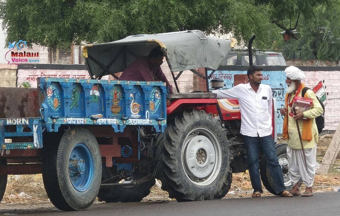 66 वोट का जनादेश, ट्रैक्टर-ट्रॉली से फिर रोज़गार की राह!
वार्ड 20 में निर्दलीय उदाराम को मिले 66 वोट और तीसरे स्थान का जनादेश। नतीजा आते ही साहब ट्रैक्टर-ट्रॉली लेकर वापस काम पर निकल पड़े। पास में गोसेवा पेटी लेकर खड़ा शख्स भी नजर आया—मानो कह रहा हो, चुनाव में वोट नहीं मिले तो क्या हुआ, अब चंदे में ही सही… कुछ योगदान कर दो!