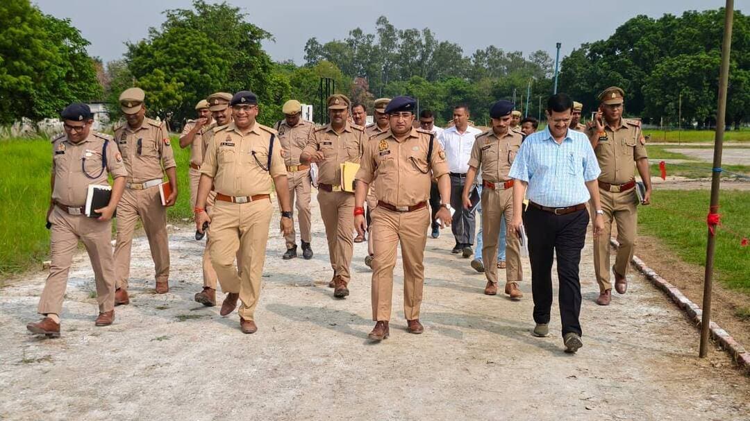 होमगार्ड भर्ती परीक्षा को लेकर पुलिस अलर्ट, एसपी ने मैदान का किया निरीक्षण
निष्पक्ष और पारदर्शी परीक्षा के लिए पुलिसकर्मियों को सौंपी जिम्मेदारी, चेकिंग से लेकर यातायात व्यवस्था तक के दिए कड़े निर्देश
संतकबीरनगर, 14 सितंबर। उत्तर प्रदेश होमगार्ड की शारीरिक दक्षता परीक्षा को निष्पक्ष, पारदर्शी और शांतिपूर्ण ढंग से संपन्न कराने के लिए संतकबीरनगर पुलिस ने तैयारियां तेज कर दी हैं। सोमवार को पुलिस अधीक्षक संदीप कुमार मीना ने रिजर्व पुलिस लाइन ग्राउंड में परीक्षा ड्यूटी में लगाए गए पुलिस अधिकारियों एवं कर्मचारियों को ब्रीफिंग कर सुरक्षा व्यवस्था को लेकर आवश्यक दिशा-निर्देश दिए।
एसपी ने स्पष्ट निर्देश दिया कि शारीरिक दक्षता परीक्षा के दौरान किसी भी स्तर पर लापरवाही न बरती जाए। परीक्षा स्थल पर सुरक्षा के कड़े इंतजाम, अभ्यर्थियों की नियमानुसार चेकिंग एवं फ्रिस्किंग तथा पूरी प्रक्रिया में पारदर्शिता सुनिश्चित की जाए। ड्यूटी में तैनात पुलिसकर्मियों को अभ्यर्थियों के साथ शालीन व्यवहार करने के साथ ही यातायात व्यवस्था को भी सुचारु बनाए रखने के निर्देश दिए गए।
मैदान में पहुंचकर परखी व्यवस्थाएं
ब्रीफिंग के बाद पुलिस अधीक्षक ने दौड़ परीक्षा के लिए निर्धारित ग्राउंड का स्थलीय निरीक्षण किया। निरीक्षण के दौरान सामने आई कमियों को तत्काल दुरुस्त कराने के लिए संबंधित अधिकारियों को निर्देशित किया गया। एसपी ने परीक्षा के दौरान अभ्यर्थियों को किसी प्रकार की परेशानी न हो और पूरी प्रक्रिया निर्धारित मानकों के अनुरूप संपन्न हो, इसके लिए व्यवस्थाओं को समय से पूरा करने पर जोर दिया।
पुलिस प्रशासन की तैयारियों से साफ है कि होमगार्ड शारीरिक दक्षता परीक्षा के दौरान सुरक्षा, अनुशासन और पारदर्शिता पर विशेष नजर रहेगी।इस अवसर पर क्षेत्राधिकारी मेहदावल सर्वदवन सिंह, क्षेत्राधिकारी खलीलाबाद प्रियम राजशेखर पाण्डेय, प्रभारी निरीक्षक कोतवाली खलीलाबाद जय प्रकाश दूबे, प्रतिसार निरीक्षक रामबली यादव सहित अन्य पुलिस अधिकारी एवं कर्मचारी मौजूद रहे।#uppolic #संतकबीरनगर Pro Cell Santkabirnagar