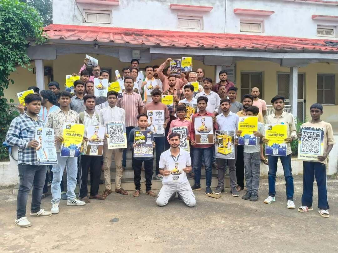 ‘छात्रों की गूंज’ को लेकर गरमाई MP की सियासत, शाहनगर में कांग्रेस ने BJP सरकार पर साधा निशाना
19 सितंबर को इंदौर में राहुल गांधी करेंगे छात्रों से संवाद, पन्ना जिला कांग्रेस अध्यक्ष अनीश खान ने छात्रों और कार्यकर्ताओं से पहुंचने का किया आह्वान
शाहनगर। मध्य प्रदेश में कांग्रेस के ‘छात्रों की गूंज’ कार्यक्रम को लेकर सियासी हलचल तेज हो गई है। आगामी 19 सितंबर को इंदौर में होने वाले कार्यक्रम को लेकर कांग्रेस प्रदेश के अलग-अलग जिलों में छात्रों, युवाओं, शिक्षा व्यवस्था, रोजगार और प्रतियोगी परीक्षाओं से जुड़े मुद्दों को लेकर संवाद कर रही है।
इसी क्रम में सोमवार को शाहनगर रेस्ट हाउस में कांग्रेस का कार्यक्रम आयोजित किया गया। पन्ना जिला कांग्रेस अध्यक्ष अनीश खान अपने साथियों के साथ जिले के विभिन्न ब्लॉकों में पहुंचकर NSUI, यूथ कांग्रेस, छात्रों और पार्टी कार्यकर्ताओं को इंदौर में होने वाले ‘छात्रों की गूंज’ संवाद कार्यक्रम में शामिल होने का आह्वान कर रहे हैं।
शाहनगर में आयोजित कार्यक्रम के दौरान जिला कांग्रेस अध्यक्ष अनीश खान ने भाजपा सरकार पर जमकर निशाना साधा। उन्होंने शिक्षा व्यवस्था, बेरोजगारी और प्रतियोगी परीक्षाओं से जुड़े मुद्दे उठाते हुए सरकार को घेरा। उन्होंने NEET परीक्षा से जुड़ी कथित अनियमितताओं का मुद्दा भी उठाया और छात्रों के भविष्य को लेकर सरकार से जवाबदेही की मांग की।
अनीश खान ने कहा कि कांग्रेस विद्यार्थियों और युवाओं की आवाज को मजबूती से उठाती रहेगी। उनका कहना है कि 19 सितंबर को इंदौर में होने वाला ‘छात्रों की गूंज’ कार्यक्रम छात्रों और युवाओं से जुड़े मुद्दों को सामने रखने का महत्वपूर्ण मंच होगा।
कार्यक्रम में कांग्रेस ब्लॉक अध्यक्ष छविलाल चौधरी, यूथ कांग्रेस अध्यक्ष शुभम रजक, NSUI से करण वर्मा सहित छात्र-छात्राएं और स्थानीय कांग्रेस कार्यकर्ता मौजूद रहे।
कांग्रेस नेताओं ने क्षेत्र के छात्रों, युवाओं और कार्यकर्ताओं से 19 सितंबर को इंदौर पहुंचकर कार्यक्रम में सहभागिता करने की अपील की है।
अब देखना होगा कि कांग्रेस के इस ‘छात्रों की गूंज’ अभियान के जरिए उठाए जा रहे छात्र और युवा मुद्दे मध्य प्रदेश की सियासत में कितना असर पैदा करते हैं।
भाजपा की प्रतिक्रिया सामने आने पर उसे भी प्रमुखता से प्रकाशित किया जाएगा।
#छात्रोंकीगूंज #Congress #Panna #Shahnagar #RahulGandhi