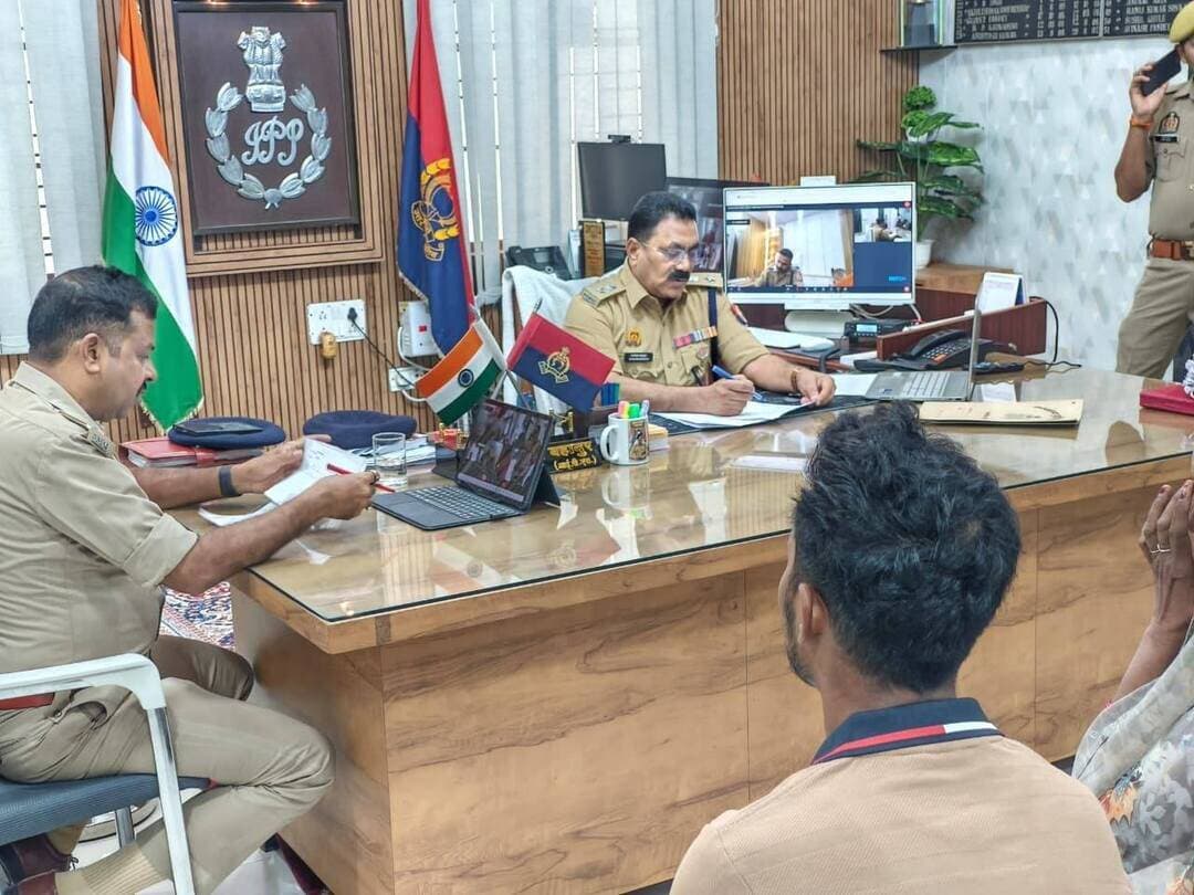 जन शिकायतों को प्राथमिकता के आधार पर निस्तारण कराए जाने के क्रम में पुलिस अधीक्षक मऊ श्री कमलेश बहादुर द्वारा पुलिस कार्यालय में उपस्थित रहकर की जा रही जनसुनवाई