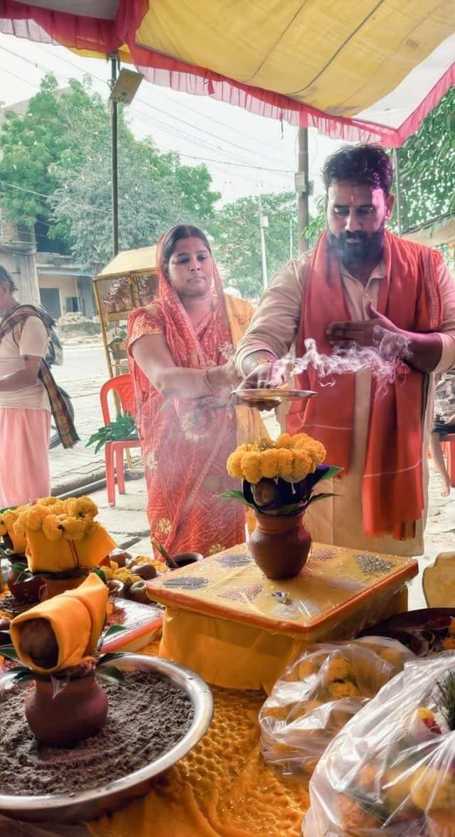 🙏🐘 दिबियापुर में श्रद्धा और भक्ति के साथ शुरू हुआ अष्टम श्री गणेश महोत्सव 🐘🙏
दिबियापुर के गौरी ट्रेडर्स, गल्ला मंडी गेट बेला रोड पर आयोजित अष्टम श्री गणेश महोत्सव का आज शुभारंभ हो गया। स्थापना दिवस के अवसर पर प्रशांत गुप्ता ‘शक्ति’ ने सपरिवार भगवान श्री गणेश का विधि-विधान से पूजन-अर्चन कर महोत्सव का शुभारंभ किया। इस दौरान श्रद्धालुओं ने गणपति बप्पा के दर्शन कर सुख, शांति और समृद्धि की कामना की।
📅 महोत्सव कार्यक्रम विवरण
🔸 14 सितंबर 2026 (सोमवार) – स्थापना दिवस
भगवान श्री गणेश की प्रतिमा की स्थापना एवं विशेष पूजन।
🔸 15 सितंबर 2026 (मंगलवार) दोपहर 3 बजे से – संगीतमय सुंदरकांड पाठ
पं. आचार्य श्री शोभित अवस्थी जी एवं उनकी टीम द्वारा भव्य संगीतमय सुंदरकांड का आयोजन।
🔸 20 सितंबर 2026 (रविवार) – विशाल भंडारा
सैकड़ों श्रद्धालुओं के लिए प्रसाद एवं भंडारे की व्यवस्था।
🔸 21 सितंबर 2026 (सोमवार) – विसर्जन यात्रा
भगवान श्री गणेश की भव्य शोभायात्रा एवं विसर्जन कार्यक्रम।
🌺 आयोजकों ने सभी श्रद्धालुओं से महोत्सव में शामिल होकर भगवान गणेश का आशीर्वाद प्राप्त करने की अपील की है।
गणपति बप्पा मोरया! मंगल मूर्ति मोरया! 🙏🐘
#दिबियापुर #गणेशमहोत्सव #गणपतिबप्पामोरया #सुंदरकांड #दिबियापुर_द_लीजेंड