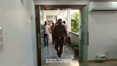 कौशाम्बी: कार की डिग्गी में शव मिलने का पुलिस ने किया खुलासा, दो आरोपी गिरफ्तार
मंझनपुर थाना क्षेत्र के महमूदपुर गांव में कार की डिग्गी में शव मिलने के मामले का पुलिस ने खुलासा करते हुए दो आरोपियों संदीप यादव और शानू यादव को गिरफ्तार किया है।
पुलिस के मुताबिक मृतक रवि यादव, निवासी बल्लीपुर जैतवार डीह, प्रयागराज, का आरोपियों से विवाद हुआ था। पूछताछ में आरोपी संदीप ने बताया कि विवाद के दौरान मारपीट में ईंट से सिर, चेहरे और सीने पर प्रहार करने से रवि की मौत हो गई। इसके बाद शव को कार की डिग्गी में रखकर ठिकाने लगाने का प्रयास किया गया, लेकिन कार खेत में फंस गई और आरोपी वाहन छोड़कर फरार हो गए।
पुलिस ने आरोपियों की निशानदेही पर आला कत्ल ईंट, मृतक के दो मोबाइल, आधार कार्ड, पैन कार्ड, ड्राइविंग लाइसेंस, मतदाता पहचान पत्र और दो डेबिट कार्ड बरामद किए हैं। दोनों आरोपियों के खिलाफ विधिक कार्रवाई की जा रही है।
#कौशाम्बी #मंझनपुर #महमूदपुर #पुलिस_खुलासा #ह�