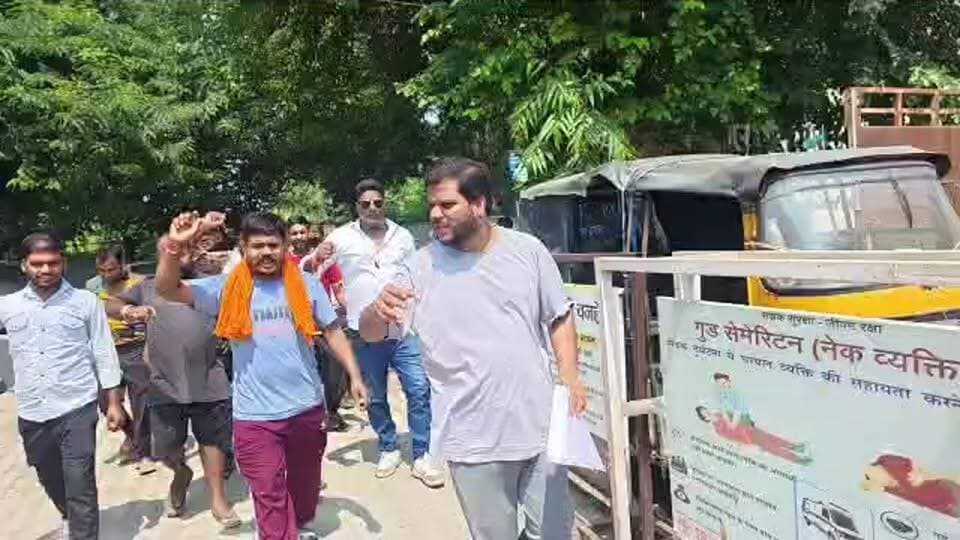 Rapido के खिलाफ टेंपो यूनियन का मोर्चा, RTO कार्यालय पहुँचकर सौंपा ज्ञापन।
#Rapido #RapidoBan #TempoUnion #TempoDrivers #RTOOffice #RTO #TransportNews #LocalNews #BreakingNews #LatestNews #UttarakhandNews #RudrapurNews #Newsworld24India #ViralNews #PublicTransport #DriverProtest #RapidoVsTempo #TransportUpdate