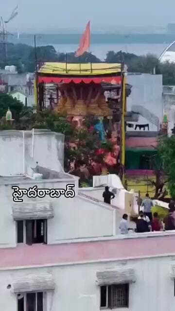 ఖైరతాబాద్ మహాగణపతికి ఘనంగా తొలి పూజ.. కనువిందు చేస్తున్న 69 అడుగుల రూపం#shorts#youtubeshorts