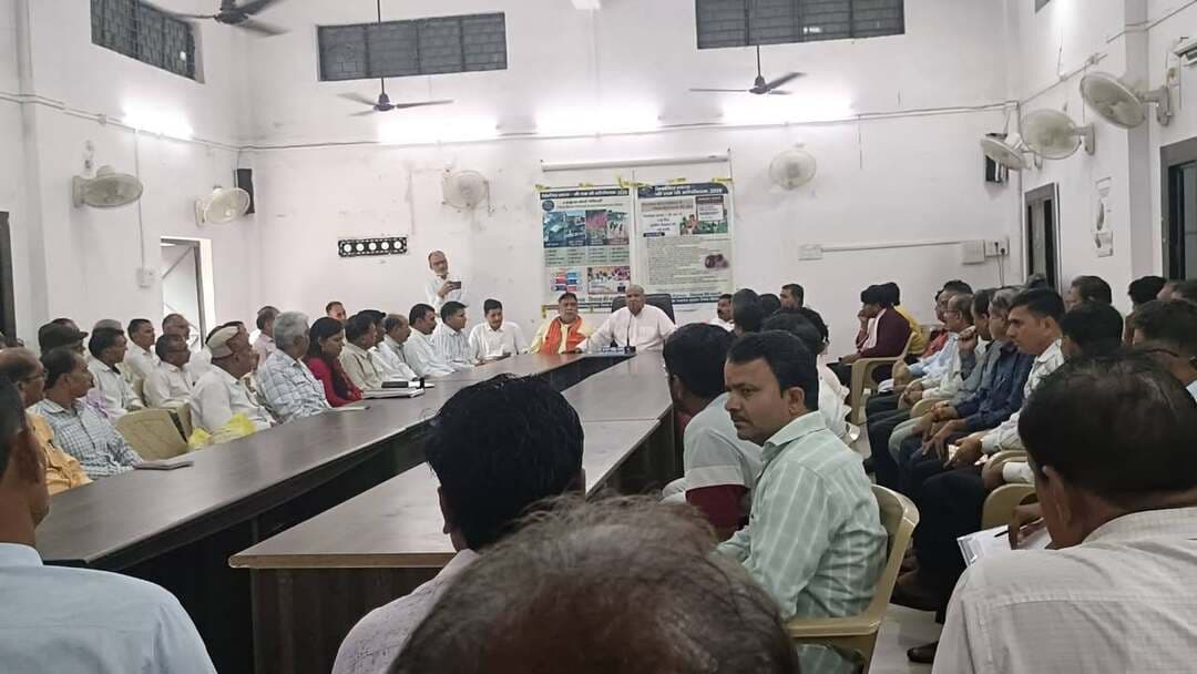 • सेवा संकल्प अभियान की तैयारियों की राजस्व मंत्री ने की समीक्षा
• 17 सितंबर से 17 अक्टूबर तक चलेगा सेवा संकल्प अभियान
प्रधानमंत्री श्री नरेंद्र मोदी के जन्मदिवस के अवसर पर 17 सितंबर से 17 अक्टूबर तक आयोजित होने वाले सेवा संकल्प अभियान की तैयारियों को लेकर इछावर में राजस्व मंत्री श्री करण सिंह वर्मा की अध्यक्षता में बैठक आयोजित की गई। बैठक में मंत्री श्री वर्मा ने इछावर विकासखंड में अभियान की तैयारियों की विस्तार से समीक्षा करते हुए अधिकारियों को आवश्यक दिशा-निर्देश दिए।
राजस्व मंत्री श्री वर्मा ने अभियान के अंतर्गत आयोजित होने वाली विभिन्न गतिविधियों, विभागीय तैयारियों तथा आमजन की सहभागिता से संबंधित व्यवस्थाओं की जानकारी ली। उन्होंने अधिकारियों को आपसी समन्वय के साथ कार्य करते हुए सेवा संकल्प अभियान को प्रभावी एवं सफल बनाने तथा शासन की योजनाओं और सेवाओं का लाभ अधिक से अधिक पात्र हितग्राहियों तक पहुंचाने के निर्देश दिए।
बैठक में इछावर एसडीएम श्रीमती स्वाति मिश्रा, जनपद पंचायत सीईओ श्रीमती रूशाली पोरष सहित सभी ब्लॉक स्तरीय अधिकारी उपस्थित रहे। मंत्री श्री वर्मा ने अधिकारियों से कहा कि अभियान के दौरान सभी आवश्यक व्यवस्थाएं समय पर सुनिश्चित की जाएं और जनहित से जुड़े कार्यों को प्राथमिकता के साथ पूरा किया जाए।
#JansamparkMP #CMMadhyaPradesh #MadhyaPradesh #sehore