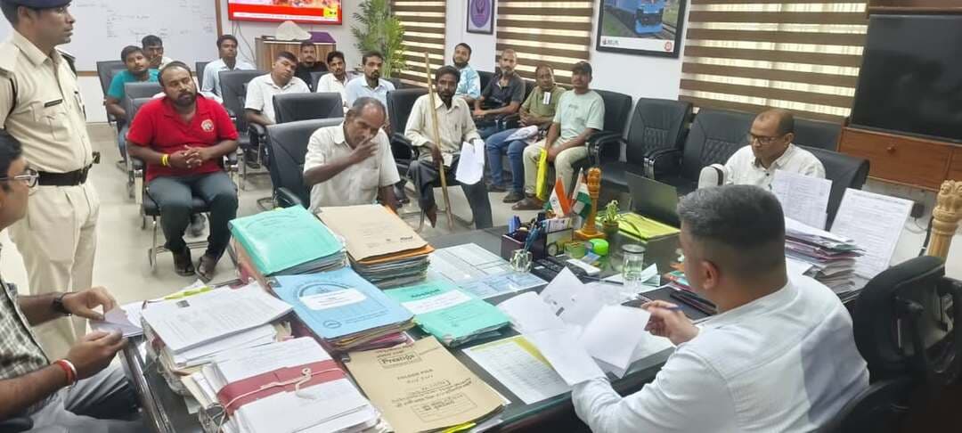 “जनसमस्याओं के त्वरित समाधान हेतु प्रशासन पूरी तरह प्रतिबद्ध : जिलाधिकारी”
जनसुनवाई में 20 आवेदनों पर सुनवाई, संबंधित पदाधिकारियों को त्वरित निष्पादन के निर्देश
मधेपुरा, 14/09/2026
आज दिनांक 14/ 09/ 2026 को समाहरणालय स्थित जिलाधिकारी कार्यालय कक्ष में जिला पदाधिकारी, मधेपुरा श्री अभिषेक रंजन की अध्यक्षता में जनसुनवाई कार्यक्रम आयोजित किया गया। कार्यक्रम में जिले के विभिन्न प्रखंडों से पहुंचे आम नागरिकों ने अपनी समस्याओं, शिकायतों एवं मांगों से संबंधित कुल 20 आवेदन जिला पदाधिकारी के समक्ष प्रस्तुत किए।
जनसुनवाई के दौरान जिला पदाधिकारी ने सभी आवेदकों की समस्याओं को गंभीरता, संवेदनशीलता एवं मानवीय दृष्टिकोण के साथ सुना तथा संबंधित विभागीय पदाधिकारियों को प्रत्येक मामले में त्वरित, प्रभावी एवं आवश्यक कार्रवाई सुनिश्चित करने का निर्देश दिया। उन्होंने स्पष्ट रूप से कहा कि सभी आवेदनों का निष्पादन निर्धारित समयसीमा के भीतर पारदर्शी, निष्पक्ष एवं न्यायसंगत तरीके से किया जाए, ताकि आमजन को शीघ्र राहत उपलब्ध हो सके।
जिलाधिकारी श्री अभिषेक रंजन ने कहा कि जिला प्रशासन सुशासन, जवाबदेह प्रशासन एवं जनकल्याण की भावना के साथ कार्य कर रहा है। जनसुनवाई कार्यक्रम आम नागरिकों और प्रशासन के बीच संवाद स्थापित करने का एक प्रभावी माध्यम है, जिसके माध्यम से लोगों की समस्याओं का सीधे संज्ञान लेकर समाधान सुनिश्चित किया जाता है।
उन्होंने संबंधित पदाधिकारियों को निर्देशित किया कि जनसुनवाई में प्राप्त मामलों को सर्वोच्च प्राथमिकता देते हुए गुणवत्तापूर्ण निष्पादन सुनिश्चित करें तथा किसी भी स्तर पर लापरवाही या अनावश्यक विलंब नहीं होने दें।
जिला प्रशासन, मधेपुरा द्वारा आमजनों की समस्याओं के त्वरित एवं प्रभावी निस्तारण, पारदर्शिता तथा जनसहभागिता को निरंतर सर्वोच्च प्राथमिकता दी जा रही है।
Information & Public Relations Department, Government of Bihar