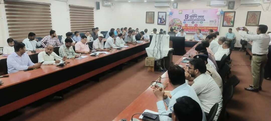 समाहरणालय, मधेपुरा
जिला जनसंपर्क कार्यालय
प्रेस विज्ञप्ति
दिनांक : 14 सितंबर, 2026
हिन्दी के प्रयोग से प्रशासन और आमजन के बीच संवाद होगा और अधिक प्रभावी : जिलाधिकारी अभिषेक रंजन
झल्लू बाबू सभागार में हिन्दी दिवस समारोह आयोजित, सरकारी कामकाज में हिन्दी के अधिकाधिक प्रयोग के लिए 17 बिंदुओं पर दिए निर्देश
मधेपुरा। हिन्दी दिवस के अवसर पर सोमवार को झल्लू बाबू सभागार, मधेपुरा में समाहरणालय, मधेपुरा की सामान्य शाखा के तत्वावधान में समारोह आयोजित किया गया। समारोह में जिलाधिकारी श्री अभिषेक रंजन, भा०प्र०से० ने सरकारी कामकाज में हिन्दी के अधिकाधिक एवं प्रभावी प्रयोग पर जोर देते हुए सभी कार्यालय प्रधानों को हिन्दी को कार्यालयी कार्य-संस्कृति का अभिन्न हिस्सा बनाने के निर्देश दिए। उन्होंने कहा कि सरकारी कार्यों में सरल, सहज एवं स्पष्ट हिन्दी का प्रयोग प्रशासन को आमजन के और करीब लाने के साथ-साथ सरकारी योजनाओं एवं निर्णयों की जानकारी लोगों तक प्रभावी ढंग से पहुंचाने में सहायक होगा।
समारोह में हिन्दी के संवैधानिक एवं ऐतिहासिक महत्व पर प्रकाश डालते हुए बताया गया कि 14 सितंबर, 1949 को संविधान सभा ने हिन्दी को संघ की राजभाषा के रूप में स्वीकार किया था। इसी ऐतिहासिक दिवस की स्मृति में वर्ष 1953 से प्रत्येक वर्ष 14 सितंबर को हिन्दी दिवस मनाया जाता है। समाहरणालय, मधेपुरा द्वारा इस वर्ष भी 14 से 25 सितंबर, 2026 तक हिन्दी पखवाड़ा मनाया जा रहा है।
इस दौरान जिलाधिकारी ने सरकारी कामकाज में हिन्दी के प्रयोग को प्रभावी बनाने के लिए 17 महत्वपूर्ण बिंदुओं पर आवश्यक दिशा-निर्देश दिए।
जिलाधिकारी के प्रमुख निर्देश—
1. सभी प्रकार की मोहरों पर हिन्दी में उत्कीर्णन सुनिश्चित किया जाए।
2. सभी पदों के लिए हिन्दी पदनाम की पट्टिका लगाई जाए।
3. सरकारी सेवकों द्वारा भ्रमण कार्यक्रम हिन्दी में प्रस्तुत किया जाए।
4. पुलिस पदाधिकारियों द्वारा केस डायरी एवं पत्राचार हिन्दी में किया जाए।
5. विज्ञापन एवं निविदा सूचनाओं का हिन्दी में प्रकाशन किया जाए।
6. सभी प्रकार का सरकारी पत्राचार हिन्दी में किया जाए।
7. चारित्री लेखन हिन्दी में किया जाए।
8. टिप्पण एवं प्रारूप लेखन हिन्दी में किया जाए।
9. लेखन कार्य में हिन्दी का शत-प्रतिशत प्रयोग सुनिश्चित किया जाए।
10. नाम-पट्ट एवं सूचना-पट्ट हिन्दी में लगाए जाएं।
11. सरकारी वाहनों पर हिन्दी में नाम-पट्ट लगाया जाए।
12. प्रशासनिक अधिसूचना, आदेश, निर्देश एवं प्रगति प्रतिवेदन आदि हिन्दी में प्रकाशित किए जाएं।
13. अराजपत्रित कर्मचारियों की उपस्थिति पंजी में हिन्दी का प्रयोग किया जाए।
14. सेवा नियमावली का हिन्दी में प्रकाशन सुनिश्चित किया जाए।
15. महालेखाकार, बिहार से अंग्रेजी में प्राप्त पत्राचार एवं स्वीकृत्यादेश का हिन्दी में कार्यान्वयन किया जाए।
16. न्यायालयों में निष्पादित वादों के आदेश हिन्दी में निर्गत करने की दिशा में आवश्यक कार्रवाई की जाए।
17. हिन्दी में उत्कृष्ट टिप्पणी एवं प्रारूप प्रस्तुत करने वाले पदाधिकारी/कर्मी की अनुशंसा पुरस्कार हेतु राजभाषा विभाग को भेजी जाए।
समारोह के दौरान हिन्दी पखवाड़े को सार्थक एवं प्रभावी बनाने तथा कार्यालयी कार्यों में हिन्दी के अधिकाधिक प्रयोग के लिए सभी पदाधिकारियों एवं कर्मियों को प्रेरित किया गया।
कार्यक्रम में समाहरणालय के वरीय पदाधिकारी, विभिन्न कार्यालयों के प्रधान, पदाधिकारी, कर्मी एवं अन्य गणमान्यजन उपस्थित थे।
Information & Public Relations Department, Government of Bihar