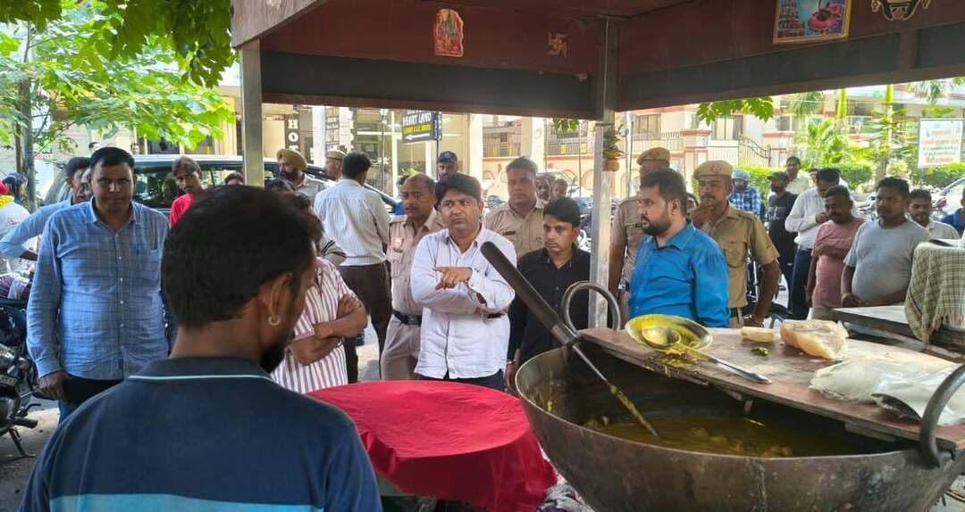 जगाधरी रोड पर फिर लगी रेहड़ियों को मनोहर वेंडिंग जोन में कराया शिफ्ट, दोबारा लगाने पर जब्त करने की चेतावनी
दो सितंबर को कन्हैया साहिब चौक से जगाधरी बस स्टैंड तक लगने वाली 125 रेहड़ियों को निगम ने बूथ अलॉट कर किया था शिफ्ट
जगाधरी/यमुनानगर। मनोहर वेंडिंग जोन में शिफ्ट होने के बाद कुछ रेहड़ी संचालकों ने फिर से जगाधरी रोड पर रेहड़ियां लगाना शुरू कर दिया। सोमवार को नगर निगम की टीम ने गाबा अस्पताल से जगाधरी बस स्टैंड तक विभिन्न स्थानों पर खड़ी रेहड़ियों को फिर मनोहर वेंडिंग जोन में शिफ्ट किया। नगर निगम आयुक्त महाबीर प्रसाद के निर्देशों पर सीएसआई अमित कंबोज के नेतृत्व यह कार्रवाई की गई। उन्होंने समझाकर रेहड़ी संचालकों को वेंडिंग जोन में शिफ्ट होने के निर्देश दिए। साथ ही चेतावनी दी कि यदि दोबारा जगाधरी रोड पर रेहड़ियां लगाई तो उन्हें जब्त कर लिया जाएगा।
सीएसआई अमित कंबोज ने बताया कि नगर निगम आयुक्त महाबीर प्रसाद की अध्यक्षता में कुछ दिन पहले वेंडिंग कमेटी की बैठक हुई थी। जिसमें जगाधरी रोड को नॉन वेंडिंग जोन बनाने का निर्णय लिया गया था। नगर निगम की टीम ने कन्हैया साहिब चौक से जगाधरी बस स्टैंड तक जगाधरी रोड पर रेहड़ियों पर सब्जी, फल व फास्ट फूड बेचने वाले 125 विक्रेताओं की सूची तैयार की गई। एक सितंबर को अतिरिक्त निगम आयुक्त धीरज कुमार के नेतृत्व में ड्रॉ के माध्यम से मनोहर वेंडिंग जोन में इन रेहड़ी संचालकों को बूथ अलॉट किए गए और उनकी रेहड़ियों को वेंडिंग जोन में शिफ्ट किया गया। लेकिन कुछ दिन बाद कुछ रेहड़ी संचालकों ने दोबारा जगाधरी रोड पर विभिन्न स्थानों पर रेहड़ियां लगानी शुरू कर दी। यह जानकारी मिलने पर नगर निगम आयुक्त महाबीर प्रसाद के निर्देशों पर मुख्य सफाई निरीक्षक अमित कांबोज, सफाई निरीक्षक प्रदीप दहिया, सफाई निरीक्षक सुशील शर्मा, सफाई निरीक्षक पंकज व होमगार्ड के जवानों की टीम गठित की गई। टीम ने गाबा अस्पताल से लेकर जगाधरी बस स्टैंड तक विभिन्न स्थानों पर लगी फल, फास्ट फूड, कढ़ी चावल आदि सामान की रेहड़ियों को मनोहर वेंडिंग जोन में शिफ्ट कराया। सीएसआई अमित कंबोज ने रेहड़ी संचालकों को चेतावनी दी कि यदि कोई भी विक्रेता इस मार्ग पर दोबारा रेहड़ी लगाता मिला तो उसकी उसकी रेहड़ी जब्त कर उसके खिलाफ नियमानुसार कार्रवाई की जाएगी।
फोटो - जगाधरी रोड से रेहड़ियां मनोहर वेंडिंग जोन में शिफ्ट करने के रेहड़ी संचालकों को निर्देश देते सीएसआई अमित कंबोज व अन्य।