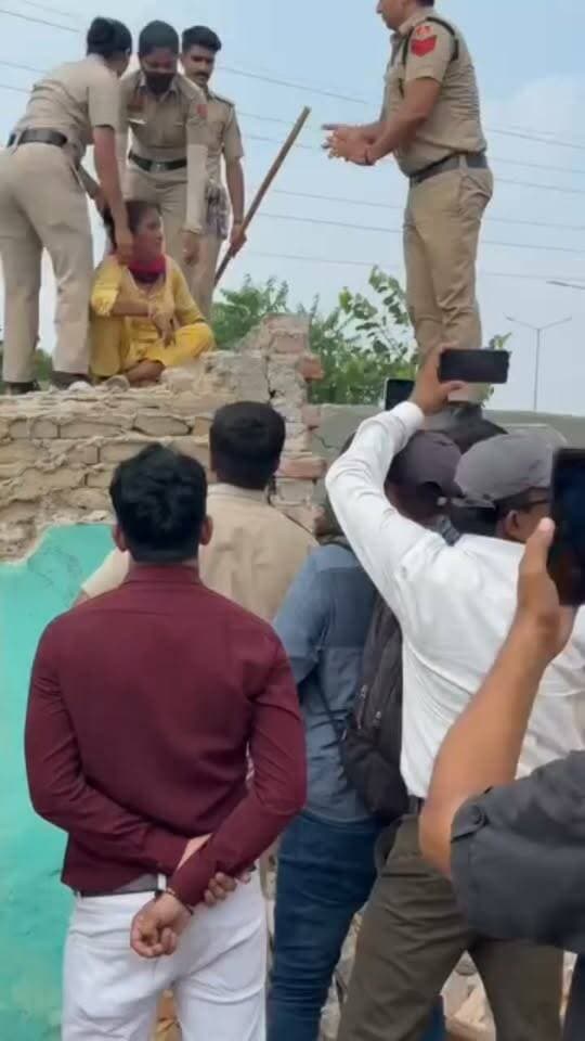 सेक्टर-18 प्रेम नगर में तोड़फोड़ के दौरान महिला चढ़ी छत पर... महिला को काबू करने में पुलिस प्रशासन ने की बड़ी मशक्कत देखें।
