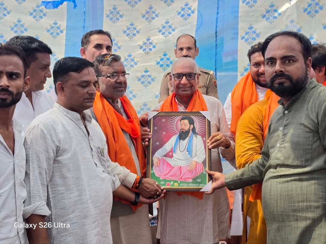 🚩 इन्द्री में गूंजा समरसता का संदेश, निकली भव्य कलश वंदन यात्रा 🚩
संत शिरोमणि श्री गुरु रविदास महाराज जी की 650वीं जयंती के उपलक्ष्य में इन्द्री में भव्य समरसता कलश वंदन यात्रा निकाली गई।
यात्रा का नेतृत्व Ram Kumar Kashyap - MLA Indri ने किया, जबकि भाजपा अनुसूचित जाति मोर्चा के प्रदेश अध्यक्ष अजय खुंडिया मुख्य अतिथि के रूप में शामिल हुए।
हरियाणा भाजपा एससी मोर्चा प्रभारी राजेश लावडिय़ा भी विशेष रूप से मौजूद रहे।
सिंचाई विभाग विश्राम गृह से शुरू हुई यात्रा शहीद उधम सिंह चौक, माता रानी मंदिर एवं प्रमुख बाजारों से होते हुए श्री रविदास मंदिर इन्द्री पहुंचकर सम्पन्न हुई।
इस अवसर पर संत गुरु रविदास जी के समरसता, समानता, सामाजिक सद्भाव और भाईचारे के संदेश को जन-जन तक पहुंचाने का संकल्प लिया गया।
विधायक रामकुमार कश्यप ने कहा— संत महापुरुषों की शिक्षाएं समाज को जोड़ने और नई पीढ़ी को सही दिशा देने का काम करती हैं।
🙏 संत शिरोमणि श्री गुरु रविदास महाराज जी को कोटि-कोटि नमन।
#HVN24 #Indri #SamrastaKalashVandanYatra #GuruRavidas #RamKumarKashyap #SamrastaSankalpAbhiyan