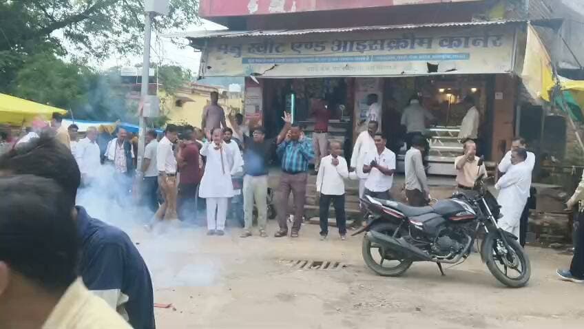 नगर निकाय चुनाव मे अटरू में कांग्रेस की जीत का जश्न, फटाखे फोड़ कर मनाया कांग्रेसियों ने जश्न।
शहर कांग्रेस बारां #बारांकांग्रेस #पानाचन्दमेघवाल #प्रमोदजैनभाया #उर्मिलाजैनभाया