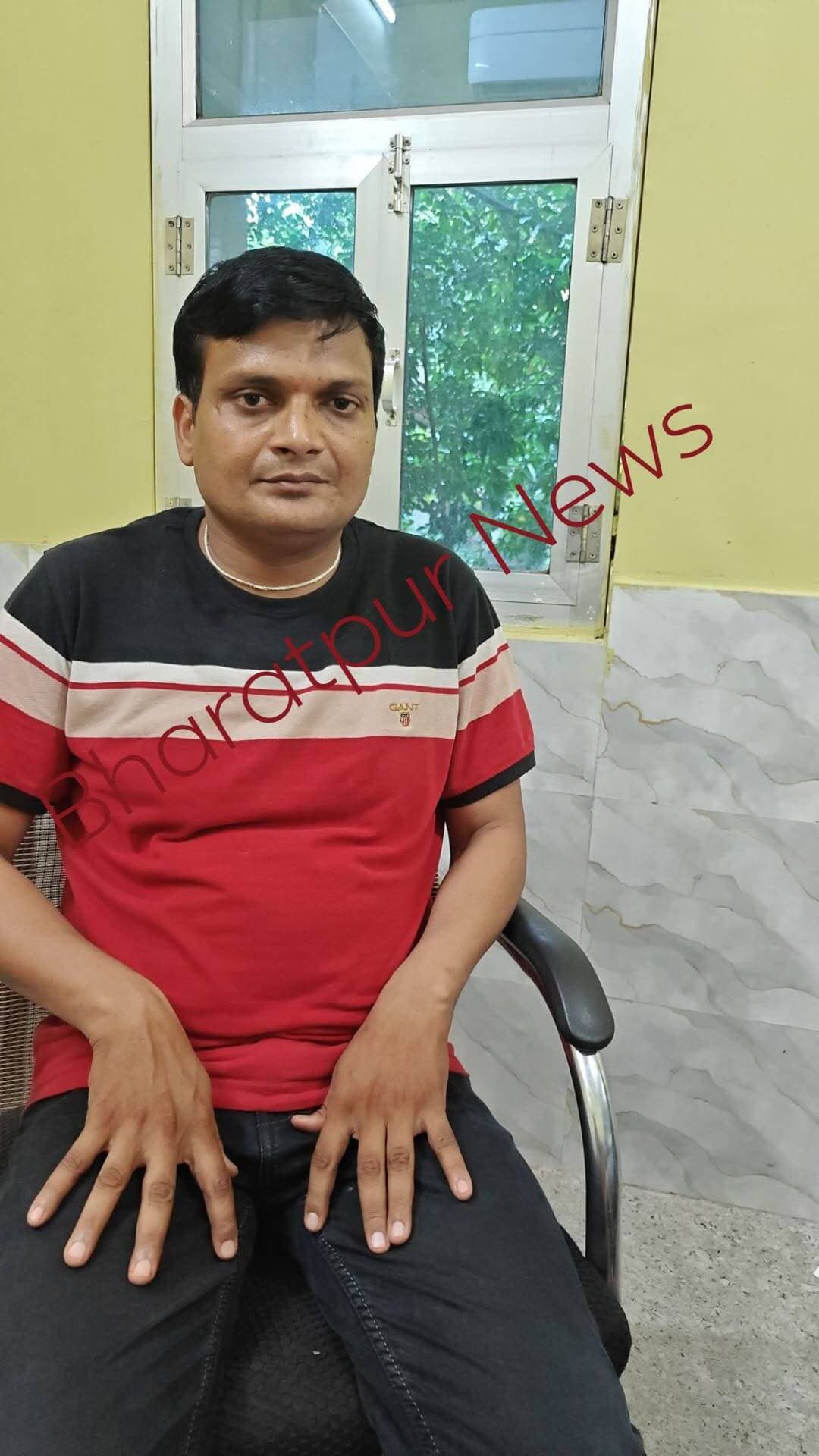 पंचायत समिति भुसावर में सहायक अभियंता 30,000 रुपये रिश्वत लेते रंगे हाथों गिरफ्तार
भरतपुर - भ्रष्टाचार निरोधक ब्यूरो (ACB) ने भरतपुर जिले में बड़ी कार्रवाई करते हुए पंचायत समिति भुसावर में तैनात सहायक अभियंता गोविन्द प्रसाद को 30,000 रुपये की रिश्वत लेते हुए रंगे हाथों गिरफ्तार किया है।
एसीबी एडिशनल एसपी अमित सिंह ने बताया कि एसीबी चौकी भरतपुर को एक परिवादी ने शिकायत दी थी। शिकायत में बताया गया कि परिवादी संवेदक है और उसके तथा सह-परिवादी की माप पुस्तिका (MB) और कार्य पूर्णता प्रमाण पत्र को सत्यापित कर हस्ताक्षर करने की एवज में सहायक अभियंता गोविन्द प्रसाद द्वारा 30,000 रुपये की रिश्वत की मांग कर परेशान किया जा रहा था।
शिकायत का सत्यापन करने के बाद एसीबी मुख्यालय के निर्देश पर ट्रैप की योजना बनाई गई।
टीम ने आज निर्धारित योजना के तहत कार्रवाई करते हुए आरोपी गोविन्द प्रसाद, सहायक अभियंता, पंचायत समिति भुसावर को परिवादी से 30,000 रुपये रिश्वत लेते हुए रंगे हाथों ट्रैप कर लिया। मौके से रिश्वत की राशि बरामद कर ली गई है।
एसीबी महानिरीक्षक एस. परिमला के सुपरविजन में आरोपी से पूछताछ और अग्रिम कार्रवाई जारी है। ब्यूरो द्वारा भ्रष्टाचार निवारण अधिनियम के तहत प्रकरण दर्ज कर अनुसंधान शुरू किया जाएगा।