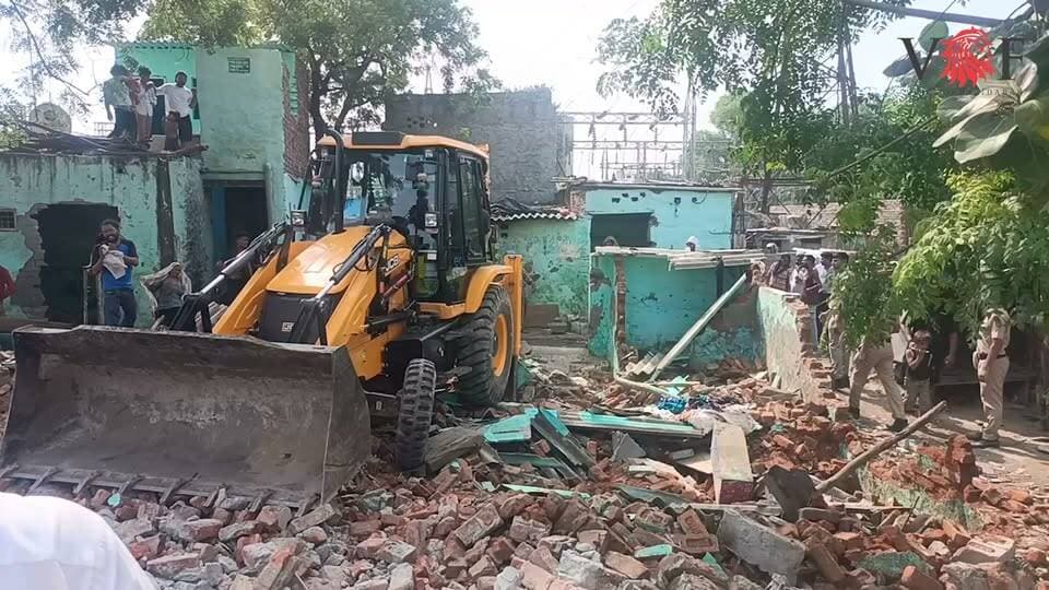 टूटे आशियाने, अब कहां जाएंगे परिवार ?
प्रेम नगर में नगर निगम की बड़ी कार्रवाई, 100 से 150 मकान तोड़े जाने का दावा
फरीदाबाद के सेक्टर-18 बाईपास स्थित प्रेम नगर में नगर निगम की कार्रवाई के बाद बड़ी संख्या में परिवारों के सामने आवास का संकट खड़ा हो गया है। स्थानीय लोगों का दावा है कि कार्रवाई के दौरान करीब 100 से 150 मकानों को तोड़ा गया। हालांकि, प्रशासन की ओर से प्रभावित मकानों की आधिकारिक संख्या की पुष्टि होना बाकी है।
सेक्टर-18 बाईपास स्थित प्रेम नगर इलाके में नगर निगम ने बड़े स्तर पर कार्रवाई की। इस दौरान कई मकानों को ध्वस्त कर दिया गया। कार्रवाई के बाद प्रभावित परिवार अपना सामान समेटते और सुरक्षित स्थान की तलाश करते दिखाई दिए।
स्थानीय लोगों के अनुसार प्रेम नगर में लंबे समय से ढोल-बैंड बजाकर आजीविका कमाने वाले श्रमिक परिवार रह रहे थे। लोगों का कहना है कि वे वर्षों से यहां अपने परिवारों के साथ जीवन-यापन कर रहे थे, लेकिन मकान टूटने के बाद अब उनके सामने सबसे बड़ी चिंता सिर छिपाने के लिए जगह की है।
कुछ परिवारों को सेक्टर-56 में फ्लैट मिलने की बात
जानकारी के अनुसार, कुछ प्रभावित परिवारों को सेक्टर-56 में फ्लैट आवंटित किए जाने की बात सामने आई है। हालांकि, स्थानीय लोगों का आरोप है कि अभी सभी पात्र परिवारों को वैकल्पिक आवास उपलब्ध नहीं कराया गया। लोगों ने प्रशासन से मांग की है कि बेघर हुए परिवारों को तत्काल सुरक्षित स्थान और स्थायी आवास दिया जाए।
‘घर के बदले घर’ के आश्वासन पर उठे सवाल
प्रभावित लोगों का कहना है कि कैबिनेट मंत्री विपुल गोयल की ओर से पहले “घर के बदले घर” दिए जाने का आश्वासन दिया गया था। अब उनका सवाल है कि जिन परिवारों के मकान टूट चुके हैं और जिन्हें अभी वैकल्पिक आवास नहीं मिला, वे अपने बच्चों एवं सामान के साथ कहां जाएंगे।
कार्रवाई से नाराज कुछ लोगों ने सरकार और प्रशासन के खिलाफ रोष जताया। उन्होंने चेतावनी दी कि यदि उनकी समस्या का समाधान नहीं किया गया तो वे आगामी चुनाव में अपनी नाराजगी मतदान के माध्यम से जाहिर करेंगे।
फिलहाल प्रभावित परिवारों ने सरकार और नगर निगम से पुनर्वास की स्पष्ट व्यवस्था करने तथा जल्द स्थायी आवास उपलब्ध कराने की मांग की है। इस मामले में नगर निगम अथवा प्रशासन का आधिकारिक पक्ष सामने आने के बाद स्थिति और स्पष्ट हो सकेगी।