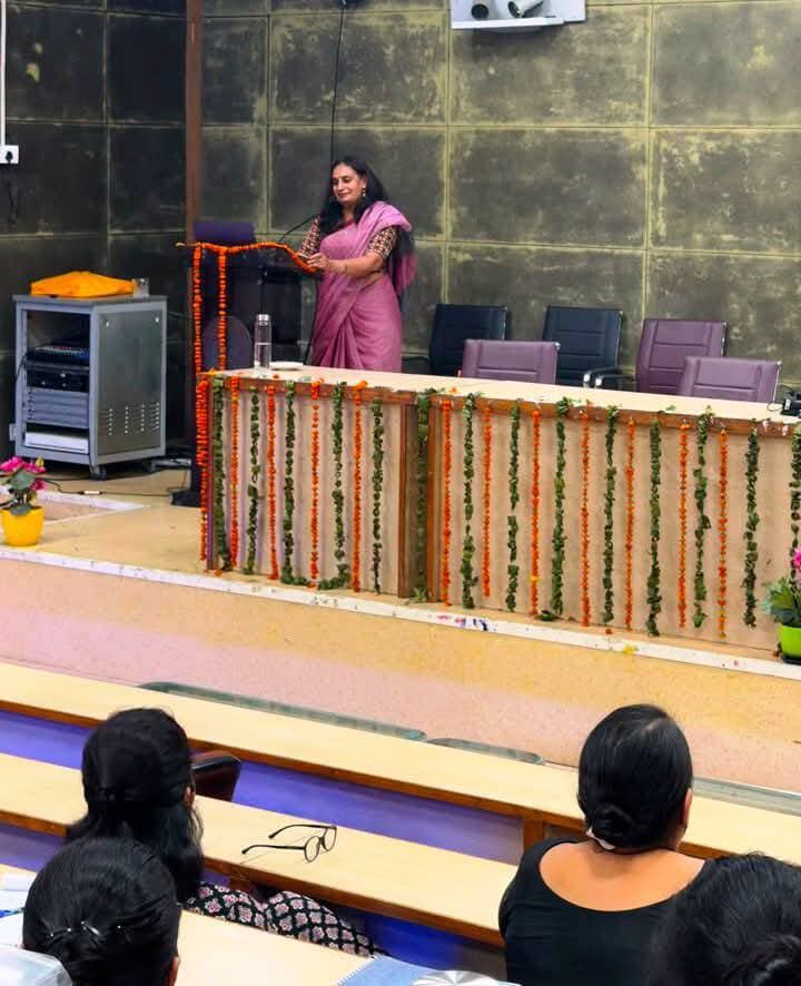 शोध में एआई का इस्तेमाल करें, लेकिन शैक्षणिक ईमानदारी का रखें ध्यान: प्रो. पूनम पूनिया
रोहतक। महर्षि दयानंद विश्वविद्यालय के अर्थशास्त्र विभाग की ओर से हरित अर्थव्यवस्था में बदलाव विषय पर संचालित भारतीय सामाजिक विज्ञान अनुसंधान परिषद (आईसीएसएसआर) प्रायोजित 10 दिवसीय शोध पद्धति पाठ्यक्रम में विशेषज्ञों ने शोध लेखन और शोध में कृत्रिम बुद्धिमत्ता के उपयोग की जानकारी दी।
बीपीएस महिला विश्वविद्यालय, खानपुर के शिक्षा विभाग की प्रो. पूनम पूनिया ने ‘शोध में कृत्रिम बुद्धिमत्ता’ विषय पर व्याख्यान दिए। उन्होंने प्रतिभागियों को शोध की प्रक्रिया, शोध सामग्री पढ़ने के प्रभावी तरीके और गुणवत्तापूर्ण शोध लेखन की बारीकियों से अवगत कराया। उन्होंने कहा कि कृत्रिम बुद्धिमत्ता शोध कार्य को आसान और प्रभावी बना सकती है, लेकिन इसका उपयोग जिम्मेदारी और पारदर्शिता के साथ किया जाना चाहिए।
प्रो. पूनिया ने शोध सामग्री खोजने और व्यवस्थित करने के लिए गूगल स्कॉलर लैब्स, कंसेंसस, साइस्पेस, रिसर्च रैबिट और सिमेंटिक स्कॉलर जैसे डिजिटल साधनों की उपयोगिता बताई। संदर्भ सामग्री को व्यवस्थित रखने के लिए मेंडेली की जानकारी भी दी। उन्होंने शोध में कृत्रिम बुद्धिमत्ता के उपयोग से जुड़े नैतिक पहलुओं पर चर्चा करते हुए कहा कि तकनीक का सहारा लेते समय शोध की मौलिकता और अकादमिक ईमानदारी से समझौता नहीं होना चाहिए।
दीनबंधु छोटूराम विज्ञान एवं प्रौद्योगिकी विश्वविद्यालय, मुरथल के इलेक्ट्रॉनिक्स एवं संचार अभियांत्रिकी विभाग के प्रो. मनोज दुहन ने ‘शोध की मूल बातें एवं नैतिकता’ विषय पर व्याख्यान दिया। उन्होंने शोध की मूल अवधारणाओं और गुणवत्तापूर्ण शोध में नैतिक मूल्यों की भूमिका समझाई। विशेषज्ञों के व्याख्यान से प्रतिभागियों को शोध सामग्री जुटाने, संदर्भों को व्यवस्थित करने, आधुनिक तकनीक के उपयोग और शोध की नैतिकता से जुड़ी व्यावहारिक जानकारी मिली।