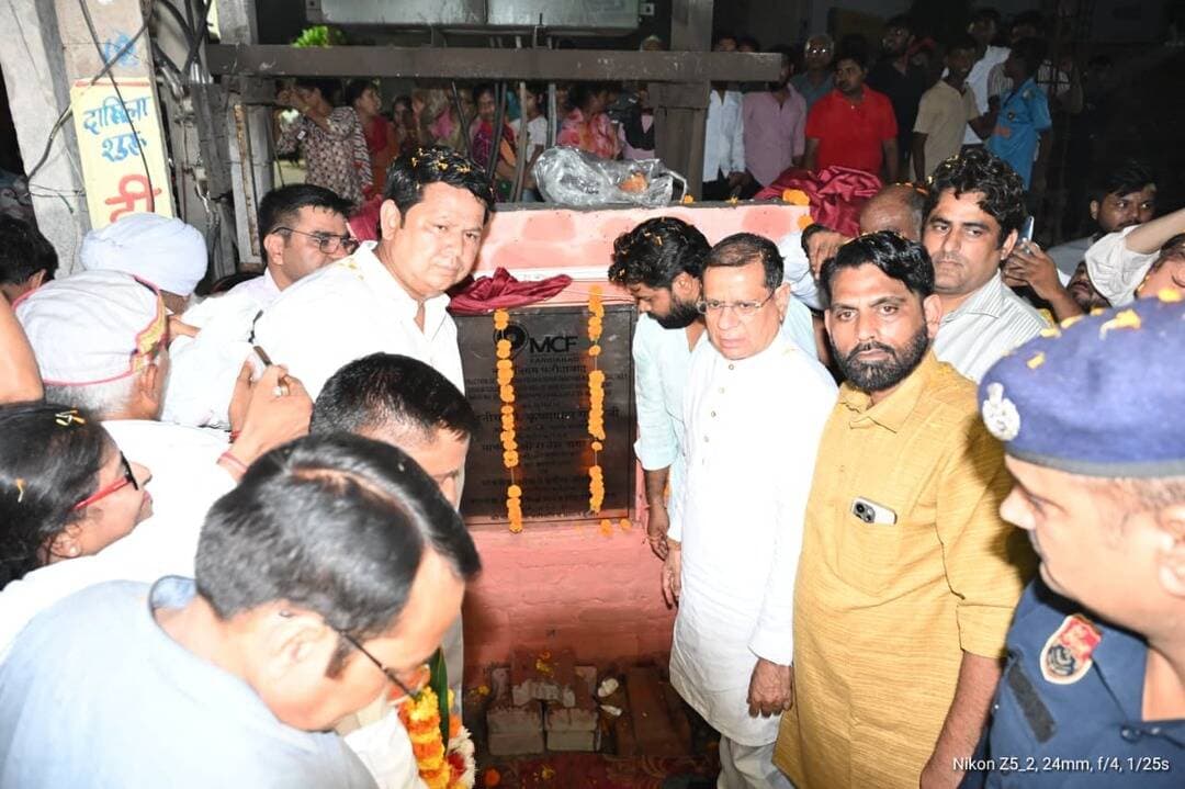 वार्ड-27 में 1.55 करोड़ के विकास कार्य शुरू...
वार्ड नंबर-27 में रविवार को करीब 1.55 करोड़ रुपये की लागत से बनने वाली 27 फुटा आरसीसी सड़क और नाले के निर्माण कार्य का शुभारंभ किया गया। हरियाणा सरकार में मंत्री राजेश नागर ने स्थानीय बुजुर्गों के हाथों नारियल तुड़वाकर निर्माण कार्य शुरू कराया। इस दौरान क्षेत्रवासियों ने विकास कार्य शुरू होने पर प्रदेश सरकार और मंत्री का आभार जताया।
मंत्री राजेश नागर ने कहा कि तिगांव विधानसभा क्षेत्र में सड़क, नाला, सीवर और जल निकासी सहित बुनियादी सुविधाओं से जुड़े विकास कार्य तेजी से कराए जा रहे हैं। वार्ड-27 में आरसीसी सड़क और नाले का निर्माण पूरा होने के बाद लोगों को आवागमन में सुविधा मिलने के साथ जलभराव की समस्या से भी राहत मिलेगी।
उन्होंने कहा कि सरकार का उद्देश्य केवल घोषणाएं करना नहीं, बल्कि स्वीकृत विकास परियोजनाओं को धरातल पर उतारकर जनता तक उनका वास्तविक लाभ पहुंचाना है। जिन क्षेत्रों में बुनियादी सुविधाओं को मजबूत करने की आवश्यकता है, वहां प्राथमिकता के आधार पर काम कराया जा रहा है।
बुजुर्गों ने विकास कार्यों पर जताई खुशी
कार्यक्रम में मौजूद स्थानीय बुजुर्गों और निवासियों ने कहा कि तिगांव विधानसभा क्षेत्र में कराए जा रहे विकास कार्यों से जनता खुश है। लंबे समय से क्षेत्र में बेहतर सड़क और जल निकासी व्यवस्था की आवश्यकता महसूस की जा रही थी। निर्माण कार्य शुरू होने से स्थानीय लोगों को बड़ी राहत मिलने की उम्मीद है।
मंत्री नागर ने विकास परियोजनाओं को स्वीकृति और गति देने के लिए मुख्यमंत्री नायब सिंह सैनी का आभार जताया। उन्होंने कहा कि प्रदेश सरकार के सहयोग से फरीदाबाद में विकास कार्यों को नई रफ्तार मिली है।
पार्षद सरोज शीशराम अवाना ने कहा कि 27 फुटा आरसीसी सड़क और नाले का निर्माण पूरा होने के बाद लोगों की आवागमन एवं जल निकासी से जुड़ी परेशानी दूर होगी।
इस अवसर पर बलेश्वर जैलदार, डॉ. राजेंद्र नागर, एसपी चौधरी, भूपेंद्र चौधरी, बलदेव, कर्मवीर खारी, महावीर रावत, जनार्दन शर्मा, राम प्रसाद, सरदार प्रीतम सिंह, सरदार मलकीत सिंह, कुलदीप गुप्ता, रणधीर, मुलेंद्र अवाना, अजय अवाना, अन्नी भड़ाना, साहू प्रधान सहित आरडब्ल्यूए के अनेक सदस्य और स्थानीय निवासी मौजूद रहे।