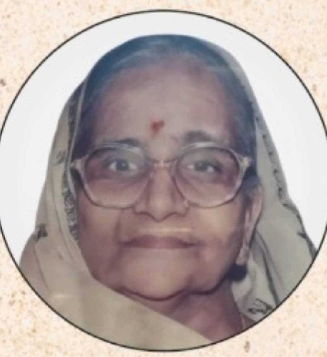 श्री हरिराम कसेरा एवं श्रीमती रामेती देवी की स्मृति में निःशुल्क नेत्र व चिकित्सा शिविर 16 सितंबर को
विदेश तक पहुंची
बीपीएमएस के मिशन की गूंज: राजेश चेतन
भिवानी। भिवानी परिवार मैत्री संघ (बीपीएमएस) का 44 वां निःशुल्क नेत्र एवं चिकित्सा शिविर
बुधवार 16 सितंबर को प्रातः 9 बजे से दोपहर 1 बजे तक श्रीकृष्ण प्रणामी मंदिर में आयोजित किया जाएगा। वरिष्ठ समाजसेवी, कर्त्तव्यपरायण, दूसरों के कष्ट को अपना समझने वाले तथा जरूरतमंदों की सेवा की मिसाल कायम करने वाले स्वर्गीय श्री हरिराम कसेरा एवं स्वर्गीय श्रीमती रामेती देवी कसेरा की पुण्य स्मृति में उनके सुपुत्र श्री राजकुमार गर्ग के परिवार के सान्निध्य में शिविर लगेगा। शिविर में दिल्ली के विख्यात व अनुभवी चिकित्सक नेत्र रोगियों की जांच करेंगे तथा आवश्यकता पड़ने पर उनके मोतियाबिंद ऑपरेशन (लैंस वाला) की अनुशंसा करेंगे। दिल्ली के वेणु आई हॉस्पिटल एवं रिसर्च सेन्टर में यह ऑपरेशन पूर्णतः निःशुल्क होगा। इसके अलावा चिकित्सक निःशुल्क मेडिकल जांच भी करेंगे जिसमें कैंसर आशंकित या संभावित मरीजों को शामिल किया जाएगा। कैंसर पाए जाने पर उनका दिल्ली के प्रतिष्ठित राजीव गांधी कैंसर अस्पताल एवं अनुसंधान संस्थान में इलाज बिल्कुल मुफ्त करवाया जाएगा।
बीपीएमएस के अध्यक्ष, देश के लीडिंग एंकर एवं ख्यातिप्राप्त अंतरराष्ट्रीय कवि राजेश चेतन ने बताया कि अब तक आयोजित 43 शिविरों का भिवानी व अन्य क्षेत्रों के हजारों मरीज लाभ उठा चुके हैं। जरूरतमंद व गरीब मरीजों की मदद के भिवानी परिवार मैत्री संघ के मिशन की गूंज पूरे देश के साथ विदेश तक पहुंच चुकी है।
राजेश चेतन ने बताया कि
भिवानी की जड़ों से जुड़े अनेक समाजसेवियों, उद्योगपतियों, चिकित्सकों ने बीपीएमएस के इस विराट मिशन में आहूति डालने की इच्छा प्रकट की है। उन्होंने बताया कि इसे देखते हुए संस्था के अभियान को और विस्तार देने की योजना को अंतिम रूप दे दिया गया है। बहुत जल्द यह विस्तारित अभियान व्यावहारिक रूप में दिखाई देगा और हजारों गरीबों व जरूरतमंदों का मददगार बनेगा।