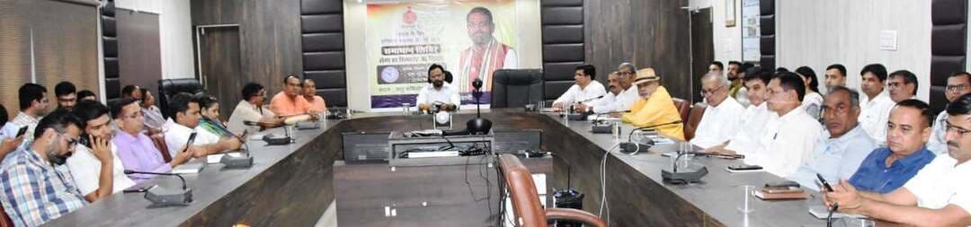 डीसी साहिल गुप्ता के मार्गदर्शन में सोमवार को लघु सचिवालय स्थित डीआरडीए हॉल में समाधान शिविर का आयोजन हुआ। शिविर में एसडीएम महेश कुमार ने लोगों की समस्याएं सुनीं और संबंधित विभागों के अधिकारियों को शिकायतों का प्राथमिकता के आधार पर समाधान करने के निर्देश दिए। उन्होंने अधिकारियों से कहा कि वे शिकायतकर्ता की समस्या को व्यक्तिगत रूप से देखें और उसका समयबद्ध तरीके से समाधान सुनिश्चित करें।
एसडीएम के समक्ष गांव तिगड़ाना निवासी राहुल ने वर्ष 2022-23 की जमाबंदी पैमाइश रिपोर्ट दिलवाने बारे, गांव जमालपुर निवासी लोकेश ने ओबीसी प्रमाण पत्र बनवाने बारे, तोशाम निवासी जितेंद्र सिंह ने धोखाधड़ी होने पर पुलिस कार्रवाई करवाने, गांव कुंगड़ निवासी जयबीर ने रजिस्ट्री का इंतकाल करवाने, गांव जीतवानबास निवासी सतेंद्र ने फिरनी की गली एवं नाली में खराब निर्माण सामग्री के प्रयोग की शिकायत रखी।