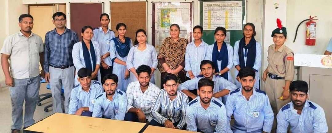 हिंदी दिवस पर आईटीआई में आयोजित हुई निबंध एवं भाषण प्रतियोगिता
भिवानी, 14 सितंबर। डीसी साहिल गुप्ता के मार्गदर्शन में आईटीआई में हिंदी दिवस के उपलक्ष्य में निबंध एवं भाषण प्रतियोगिता का आयोजन हुआ। कार्यक्रम में सेवानिवृत हिंदी प्रो. भामा बाई ने बतौर मुख्य अतिथि शिरकत की। निबंध व प्रतियोगिता का उद्देश्य विद्यार्थियों में हिंदी भाषा के प्रति रुचि, रचनात्मकता, मौलिक चिंतन एवं अभिव्यक्ति कौशल को बढ़ावा देना रहा।
प्रो. भामा बाई ने विद्यार्थियों को हिंदी भाषा के महत्व तथा इसकी समृद्ध साहित्यिक एवं सांस्कृतिक विरासत के बारे में अवगत करवाया और विद्यार्थियों को हिंदी भाषा के अधिकाधिक प्रयोग एवं अध्ययन के लिए प्रेरित किया। आईटीआई प्रधानाचार्य पंकज सोनी ने विद्यार्थियों को संबोधित करते हुए प्रतियोगिताओं में बढ़-चढक़र भाग लेने तथा अपनी प्रतिभा, ज्ञान एवं रचनात्मक क्षमता को निखारने के लिए प्रेरित किया।
कार्यक्रम में बतौर विशिष्ट अतिथि के रूप में महिला आईटीआई प्रधानाचार्य अरुण ने हिंदी भाषा के महत्व पर प्रकाश डाला तथा उन्हें निरंतर सीखने और अपनी प्रतिभा को निखारने के लिए प्रेरित किया। प्रतियोगिता में अव्वल आने वाले प्रतिभागियों को पुरस्कार प्रदान कर सम्मानित किया।