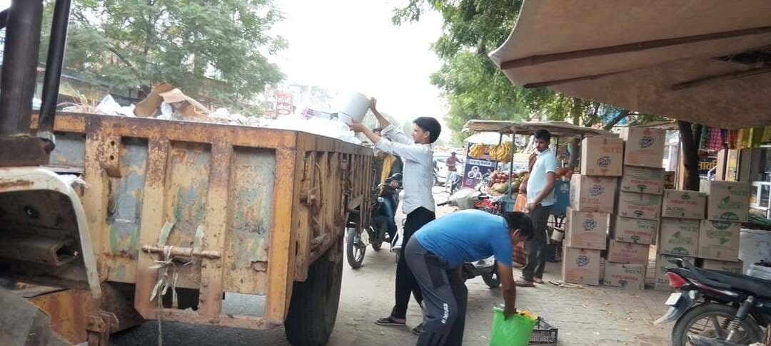 दुकानदारों ने की सफाई व्यवस्था की तारीफ, सरपंच साधुराम के नेतृत्व में चमक रहा है बहल बाजार
*बहल (भिवानी)।* ग्राम पंचायत बहल द्वारा बहल बाजार में सुचारू रूप से चल रही सफाई व्यवस्था की दुकानदारों ने जमकर तारीफ की है।
बाजार के दुकानदार राकेश बागड़ी ने बताया कि ग्राम पंचायत का सफाई ट्रैक्टर रोजाना बहल बाजार में आता है और दुकानों व रेहड़ियों का कचरा उठाकर ले जाता है। दुकानदार भी ग्राम पंचायत का पूरा सहयोग कर रहे हैं और अपना कचरा सड़क पर न फेंक कर ट्रैक्टर-ट्रॉली में ही डाल रहे हैं।
ग्रामीणों का कहना है कि सरपंच साधुराम की देखरेख में सफाई व्यवस्था बेहतर हुई है, जिससे बहल बाजार की सड़कें अब चमचमा रही हैं और बाजार में गंदगी कम हुई है। दुकानदारों ने सरपंच और सफाई कर्मचारियों का आभार जताया है।
फोटो में दुकानदार अपना कचरा ग्राम पंचायत के ट्रैक्टर में डालते हुए।