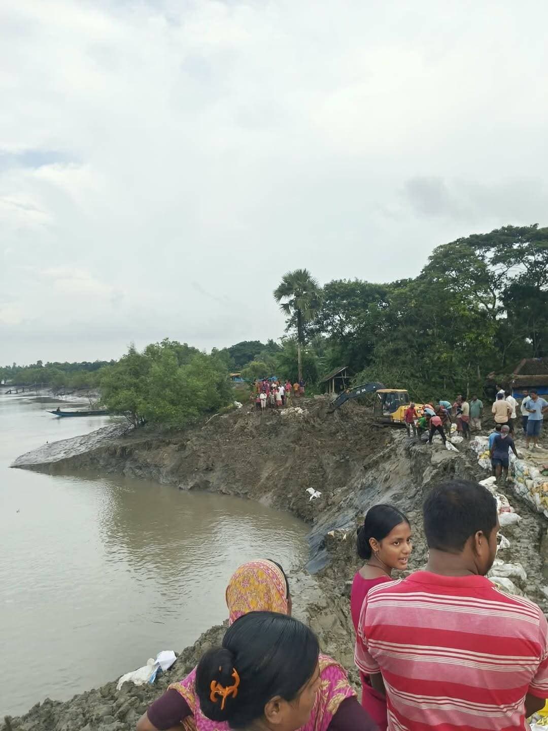 বিরাট ধস সুন্দরবনের দয়াপুরে, গ্রামে জল ঢোকার আশঙ্কায় আতঙ্কিত গ্রামবাসীরা
Bengal icon news গোসাবাঃ অমাবস্যার ভরা কোটালের জেরে নদীর বাঁধে বিস্তীর্ণ এলাকা জুড়ে ধস নেমেছে। প্রায় দুশো ফুটের বেশি এলাকা জুড়ে ধস নেমেছে গোসাবার দয়াপুর এলাকায়। গোমর নদীর বাঁধে নেমেছে এই বিশাল ধস। শনিবার ভোররাতে এই ধস নামে। ঘটনার খবর পেয়েই সেচ দফতরের কর্মীরা ঘটনাস্থলে গিয়ে পরিস্থিতি সামলাতে বাঁধ মেরামতির কাজে হাত লাগায়। ধস মেরামতি করা হলেও শেষ রক্ষা হয়নি। শনিবার বিকেলে একই জায়গায় পুনরায় ধস নামে। যা পরিস্থিতি তাতে বাঁধ মেরামতি করতে সেচ দফতরের কর্মীদের যথেষ্ট বেগ পেতে হবে বলে দাবি স্থানীয়দের। রাতে কটালের জল বাড়লে গ্রাম নোনা জলে প্লাবিত হতে পারে বলেও মনে করছেন অনেকে।
ঘটনার জেরে আতঙ্কিত এলাকার সাধারণ মানুষ। নোনা জল গ্রামে ঢুকলে চাষের জমি থেকে শুরু করে পুকুরের মাছ সবই ক্ষতিগ্রস্ত হবে। ক্ষতিগ্রস্থ হবে এলাকার বাসিন্দাদের বাড়ি ঘর। ঘটনার খবর পেয়ে গোসাবার বিধায়ক বিকর্ণ নস্কর নিজে যান ঘটনাস্থলে। পরিস্থিতি ক্ষতিয়ে দেখে দ্রুত বাঁধ মেরামতির নির্দেশ দেন তিনি। বিকর্ণ বলেন, “ একবার ধসে যাওয়া জায়গা সারানোর পর পুনরায় ধস নেমেছে। সেচ দফতরের কর্মীরা আপ্রান চেষ্টা করছে যাতে বাঁধ মেরামত করা যায়। নদীর জল যাতে কোনভাবে গ্রামে ঢুকতে না পারে সেই চেষ্টা করা হচ্ছে।” নাম প্রকাশে অনিচ্ছুক সেচ দফতরের এক কর্তা বলেন, “ কর্মীরা সকাল থেকেই বাঁধ মেরামত করছেন। কিন্তু যেভাবে নদীতে চোরা স্রোত বইছে তাতে বাঁধ টিকিয়ে রাখা কষ্টকর হচ্ছে। একবার সারাবার পর ফের ধস নেমেছে। পুনরায় বাঁধ মেরামতির চেষ্টা করা হচ্ছে। না হলে রিং বাঁধ দেওয়ার ভাবনাও রয়েছে।”
