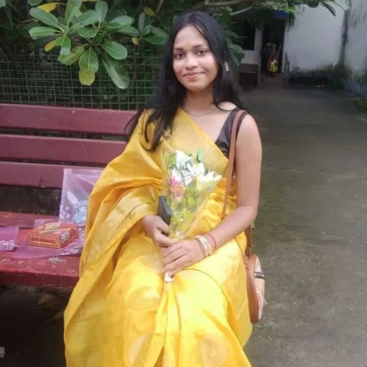 প্রেমিকাকেই খুন করে দেহ বস্তায় ভরে নিয়ে যাওয়ার সময় পুলিশের হাতে ধরা পরল প্রেমিক। ঘটনা পুরুলিয়ায় বস্তায় করে দেহ নিয়ে যাওয়ার সময় গ্রেফতার।
Bengal icon news পুরুলিয়া: প্রেমিকাকেই খুন করে দেহ বস্তায় ভরে নিয়ে যাওয়ার সময় পুলিশের হাতে ধরা পরল প্রেমিক। এ ঘটনা পুরুলিয়ার। রাত তখন ১২ টা ২৫। পুরুলিয়ার বাঘমুণ্ডি বলরামপুর রোডের পি পি এস পি দপ্তরের সামনে দাঁড়িয়ে রয়েছে পুলিশ। হঠাৎ করেই একটি মোটর সাইকেল। তাতে এক বিশাল পলিথিনের বস্তা। দেখেই সন্দেহ হওয়ায় বাইকটিকে আটকাতেই চক্ষু চড়কগাছ পুলিশের আধিকারিকদের। বাইক রক্তে ভর্তি। বস্তা থেকেও চুইয়ে পড়ছে রক্ত। যুবকটিকে জাপটে ধরে একটু চাপ দিতেই জানা গেল এক ভয়ংকর ঘটনার কথা। সে নিজের প্রেমিকাকেই খুন করে দেহর ঠিকানা লাগাতে যাচ্ছিল। পুলিশ সূত্রে জানা গেছে ওই প্রেমিকার নাম প্রিতিকা মাহাতো, বাড়ি বাঘমুন্ডি থানার বুড়দা গ্রামে। প্রাথমিক জেরায় জানা যায় যুবকের নাম অমিত কুমার মাহাতো। বাড়ি বাঘমুণ্ডি থানার হুড়ুমদা গ্রামে। সে অবশ্য পড়া ও চাকরির প্রস্তুতির জন্য থাকতো পুরুলিয়া শহর লাগোয়া টামনা থানার একটি মেসে। সেখানেই শনিবার ওই মেয়েটি যায়। প্রাথমিক তদন্তে পুলিশের ধারনা সেখানেই সে ওই তরুণীর গলায় ধারালো ছুরি চালিয়ে হত্যা করে। তারপর দেহটিকে লোপাট করার জন্য নিয়ে রওনা দেয়। জানা গেছে মেয়েটি ও ছেলেটির বেশ কয়েক বছরের সম্পর্ক ছিল। তারা একই কোচিংয়ে পড়ত। ছেলেটির ধারনা হয় যে মেয়েটি সম্প্রতি অন্য একটি সম্পর্কে জড়িয়ে যায়। এতেই চূড়ান্ত মনোমালিন্য শুরু হয় তাদের মধ্যে। যার জেরেই এই হত্যা। ধরা পড়ার পরই প্রাথমিক তদন্তের পর দেহটি ময়না তদন্তে পাঠানো হয়। ব্যাবস্থা করা হয় ম্যাজিস্ট্রেট দিয়ে সুরতহালের। অন্যদিকে ধৃত অমিতকে নিয়ে পুলিশের একটি দল রওনা হয় পুরুলিয়া জেলা আদালতের উদ্দেশ্যে। আপাতত দশ দিনের জন্য পুলিশি হেফাজতের আর্জি জানানো হবে জেলা আদালতে। জেলা পুলিশ সুপার কুমার সানি রাজ বলেন, সম্পর্কের জেরে এই ঘটনাটি ঘটেছে। তদন্ত শুরু হয়েছে।