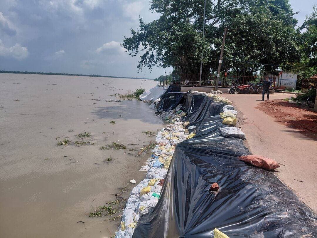 শ্যামপুর ১ ব্লকের বাসুদেবপুরে নদী বাঁধে নতুন করে ভাঙন
Bengal icon news উলুবেড়িয়া:সপ্তাহ দুয়েক আগে শ্যামপুর ১ ব্লকের বাসুদেবপুরে হুগলী নদীর পশ্চিম পাড়ে বেশ কয়েক ফুট নদী বাঁধ নদীগর্ভে চলে গিয়েছিল। আর সেই ভাঙনের রেশ কাটতে না কাটতেই শনিবার রাতে আবারও নতুন করে ওই এলাকায় নতুন করে ২০ ফুটের মত নদী বাঁধ নদীগর্ভে চলে গেল। আর এতেই নতুন করে আতঙ্ক ছড়িয়েছে গোটা এলাকায়। যদিও ইতিমধ্যে সেচ দপ্তরের পক্ষ থেকে ভাঙন রোধে কাজ শুরু করা হয়েছে। পাশাপাশি পুলিশের পক্ষ থেকে মাইকিং করে সাধারণ মানুষকে সতর্ক করা হচ্ছে। অন্যদিকে রবিবার সকালে এলাকা পরিদর্শনে যান সেচ দপ্তরের আধিকারিকরা। সেচ দপ্তর সূত্রে খবর ভাঙন রোধে সবরকম ব্যবস্থা গ্রহণ করা হয়েছে। প্রসঙ্গত সপ্তাহ দুয়েক আগে বাসুদেবপুরে প্রায় ৫০ ফুট নদী বাঁধ নদীগর্ভে চলে যায়। এরপরেই সেচ দপ্তরের পক্ষ থেকে ভাঙন রোধে কাজ করা হয়। নদীর পাড়ে বাঁশের খাঁচা পাতার পাশাপাশি বস্তার মধ্যে ইঁটের টুকরো ভর্তি করে পাড়ে ফেলা হয়। পাশাপাশি নদীর জলের ঢেউয়ে পাড়ের ক্ষতি আটকাতে নদীর পাড় জিও শীট দিয়ে ঢেকে দেওয়া হয়। এদিকে নদী ভাঙনের পরেই সেচ দপ্তরের আধিকারিকরা দফায় দফায় এলাকা পরিদর্শন করেন। পোর্ট ট্রাস্টের আধিকারিকরাও এলাকা পরিদর্শন করেন। সূত্রের খবর ভাঙন রোধে সোমবার পোর্ট ট্রাস্টের আধিকারিকদের সঙ্গে সেচ দপ্তরের আধিকারিকদের বৈঠক হওয়ার কথা। এদিকে হুগলী নদীর পশ্চিম পাড় ক্রমাগত ভাঙনের কবলে পড়ায় যে তথ্য সামনে এসেছে তাতে আতঙ্ক আরোও বাড়িয়েছি। জানা গেছে বছর দেড়েক আগে বাসুদেবপুরে হুগলী নদীর পশ্চিম পাড় থেকে ডিপ চ্যানেলের দূরত্ব ৫৫০ ফুট থাকলেও বর্তমানে সেই দূরত্ব কমে দাঁড়িয়েছে ১৫০ ফুটে। এলাকার বাসিন্দাদের বক্তব্য নদীর ড্রেজিং না করলে এই সমস্যা মিটবে না।