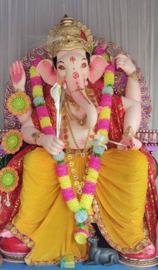 গণেশ বন্দনায় বনগাঁ—শহর থেকে গ্রাম, বাজারজুড়ে সনাতনী আবহ
Bengal icon news বনগাঁ:বিশ্বকর্মা পূজা,দুর্গাপুজোর আগেই গণেশ বন্দনায় উৎসবের রঙে সেজে উঠেছে সীমান্ত মহকুমা বনগাঁ। শহরের বড় বাজার থেকে গ্রামের ছোট হাট—বনগাঁ মহকুমার বিভিন্ন বাজার ও ব্যবসায়িক এলাকায় গণেশ চতুর্থী উপলক্ষে তৈরি হয়েছে উৎসবের আবহ। ব্যবসায়ীরা নিজেদের মধ্যে ছোট ছোট গোষ্ঠীতে ঐক্যবদ্ধ হয়ে আয়োজন করেছেন গণেশ পুজোর। মণ্ডপ, আলোকসজ্জা, পুজোর সামগ্রী এবং ভক্তদের উপস্থিতিতে বহু এলাকাতেই দেখা যাচ্ছে উৎসবের ব্যস্ততা।
স্থানীয় উদ্যোক্তাদের দাবি, বনগাঁ মহকুমার শহর ও গ্রাম মিলিয়ে ইতিমধ্যেই কয়েকশ বারোয়ারি গণেশ পুজোর আয়োজন হয়েছে। ফলে শুধু নির্দিষ্ট কয়েকটি পুজো মণ্ডপ নয়, বাজারকেন্দ্রিক এলাকাগুলিতেও ছড়িয়ে পড়েছে উৎসবের আবহ। একদিকে ব্যবসায়িক ব্যস্ততা, অন্যদিকে গণেশ বন্দনা—দুইয়ের মেলবন্ধনে বাজারগুলিতে তৈরি হয়েছে আলাদা পরিবেশ।
বিশিষ্ট বৈদেশিক মুদ্রা বিনিময়কারী ব্যবসায়ী ধনঞ্জয় দেবনাথ বলেন, “তৃণমূলের শাসনে হিন্দু কথাটা বলা অপরাধ ছিল। রাজ্যে হিন্দুত্ববাদী সরকার প্রতিষ্ঠিত হওয়ার পর ব্যবসায়ীরা প্রাণখোলা উচ্ছ্বাসে আরাধ্য দেবতা গণেশের পুজোয় সামিল হচ্ছেন।”
গণেশ চতুর্থী মূলত ধর্মীয় বিশ্বাস ও সামাজিক মিলনের উৎসব। তবে এ বছর বনগাঁ মহকুমায় এই উৎসবের ব্যাপ্তি এবং বাজারভিত্তিক অংশগ্রহণ ঘিরে সমস্ত মহলেই বিশেষ আগ্রহ তৈরি হয়েছে। শহরের পাশাপাশি গ্রামীণ বাজারগুলিতেও ব্যবসায়ীদের স্বতঃস্ফূর্ত অংশগ্রহণ চোখে পড়ছে। অনেক জায়গায় ব্যবসায়ীরা নিজেদের উদ্যোগেই পুজোর আয়োজন করে উৎসবকে সর্বজনীন রূপ দিয়েছেন।
পেট্রাপোলের জিরো পয়েন্ট থেকে শিউলি পুকুর, বাগদা থেকে বেড়ি-গোপালপুর—অর্থাৎ কার্যত গোটা বনগাঁ মহকুমাজুড়েই ছড়িয়ে পড়েছে গণেশ চতুর্থীর সনাতনী আবহ। শহর ও গ্রামীণ বাজারের পাশাপাশি বিভিন্ন মোড় ও ব্যবসায়িক এলাকায় পুজোকে কেন্দ্র করে তৈরি হয়েছে আধ্যাত্মিক পরিবেশ। কোথাও ভক্তিগীতি, কোথাও প্রসাদ বিতরণ, আবার কোথাও ছোট আকারের সাংস্কৃতিক অনুষ্ঠানেরও আয়োজন করা হয়েছে।
দুর্গাপুজোর ঠিক আগে গণেশ চতুর্থীকে ঘিরে বনগাঁয় এই উৎসবের ব্যাপকতা ইতিমধ্যেই নজর কেড়েছে। পেট্রাপোলের জিরো পয়েন্ট থেকে বাগদার প্রত্যন্ত এলাকা—সর্বত্র গণেশ বন্দনার এই আবহ যেন দুর্গোৎসবের আগে সনাতনী সংস্কৃতির এক আগাম বার্তা। উদ্যোক্তাদের আশা, আগামী দিনে বনগাঁয় গণেশ চতুর্থীর আয়োজন আরও বিস্তৃত হবে এবং দুর্গাপুজোয় উৎসবের এই আবহ আরও বড় আকার নেবে।