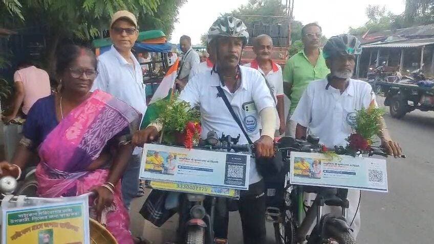 *নদী বাঁচানোর বার্তা নিয়ে কৃষ্ণনগর থেকে দিল্লির উদ্দেশ্যে রওনা দুই প্রবীণ সাইক্লিস্টের*
পিয়ালি বোস
Bengal icon news কৃষ্ণনগর:চোখের সামনে বছরের পর বছর ধরে দুটি নদী শুকিয়ে মরে যাচ্ছে। সেই নদীগুলির পুনরুজ্জীবনের জন্য উদ্যোগী হলেন দুই প্রবীণ পরিবেশপ্রেমী। নদিয়া তথা কৃষ্ণনগরের ইতিহাস ও জনজীবনের সঙ্গে ওতপ্রোতভাবে জড়িয়ে রয়েছে জলঙ্গী ও অঞ্জনা নদী। কিন্তু নজরদারির অভাবে নদীগুলি ক্রমশ সংকুচিত হয়ে নর্দমায় পরিণত হচ্ছে, কোথাও আবার নদীর অস্তিত্বই বিলুপ্তপ্রায়। নদীর দুই তীরে বেআইনি নির্মাণ ও নদী ভরাটের কাজ অবাধে চলছে। তাই নদী দুটিকে পুনরুদ্ধারের দাবিতে এবং নদী বাঁচানোর জরুরির কথা সারা দেশে ছড়িয়ে দিতে নদিয়ার কৃষ্ণনগর থেকে দিল্লির উদ্দেশ্যে সাইকেলে পাড়ি দিলেন ৮০ বছরের প্রবীণ তারকচন্দ্র পাল ও দুলাল বিশ্বাস।
সোমবার কৃষ্ণনগর পোস্ট অফিস মোড় থেকে এই দীর্ঘ সাইকেল যাত্রার শুভসূচনা হয়। যাত্রীদের সাইকেলে লেখা রয়েছে বিশেষ বার্তা—‘সেভ জলঙ্গি’। বয়স যে কেবল একটি সংখ্যা, তা প্রমাণ করে প্রায় ৮০ বছর বয়সেও নদী ও পরিবেশ সুরক্ষার এই মহান ব্রতে শামিল হয়েছেন দুলালবাবুরা। অভিযাত্রী তারকচন্দ্র পাল জানান, ২০২১ ও ২০২৬ সালের নির্বাচনের আগে নদীদুটিকে পুনরুজ্জীবিত করার আশ্বাস দেওয়া হয়েছিল। সেই প্রতিশ্রুতির কথা স্মরণ করিয়ে দিতেই তাঁদের এই উদ্যোগ। আগামী ৫ই অক্টোবরের মধ্যে দিল্লিতে পৌঁছে প্রধানমন্ত্রীর দপ্তরে স্মারকলিপি জমা দিয়ে নদী ও পরিবেশ সুরক্ষার আর্জি জানাবেন তাঁরা।
কেবল জলঙ্গী বা অঞ্জনা নয়, দিল্লি যাওয়ার দীর্ঘ পথজুড়ে যে সমস্ত নদীর করুণ দশা চোখে পড়বে, সেগুলির সার্বিক চিত্রও কেন্দ্রের কাছে তুলে ধরবে বলেই জানা গেছে। তাদের দাবি, বর্ষার কদিন নদীতে সামান্য জল থাকলেও বছরের বাকি সময় নদীখাত শুকিয়ে বালি ও চরে পরিণত হয়। নদীকে কৃত্রিমভাবে মেটানোর চক্রান্ত বন্ধ করতে প্রশাসনের দৃশ্যমান তৎপরতা দাবি করেছেন তাঁরা। দুলাল বিশ্বাস বলেন, “সরকারের বিরোধিতা করা আমাদের উদ্দেশ্য নয়, বরং সরকারকে নদী ও পরিবেশ বাঁচানোর কাজে আরও সক্রিয় করাই আমাদের মূল লক্ষ্য।” নদী না বাঁচলে নদিয়া, পশ্চিমবঙ্গ তথা সমগ্র দেশ চরম সংকটের মুখে পড়বে বলে আশঙ্কা প্রকাশ করেছেন এই প্রবীণ সাইক্লিস্টরা। কৃষ্ণনগর থেকে শুরু হওয়া এই দীর্ঘ পথচলা দিল্লির দরবারে জলঙ্গী সুরক্ষার দাবি কতটা জোরালো করে এখন সেটাই দেখার।